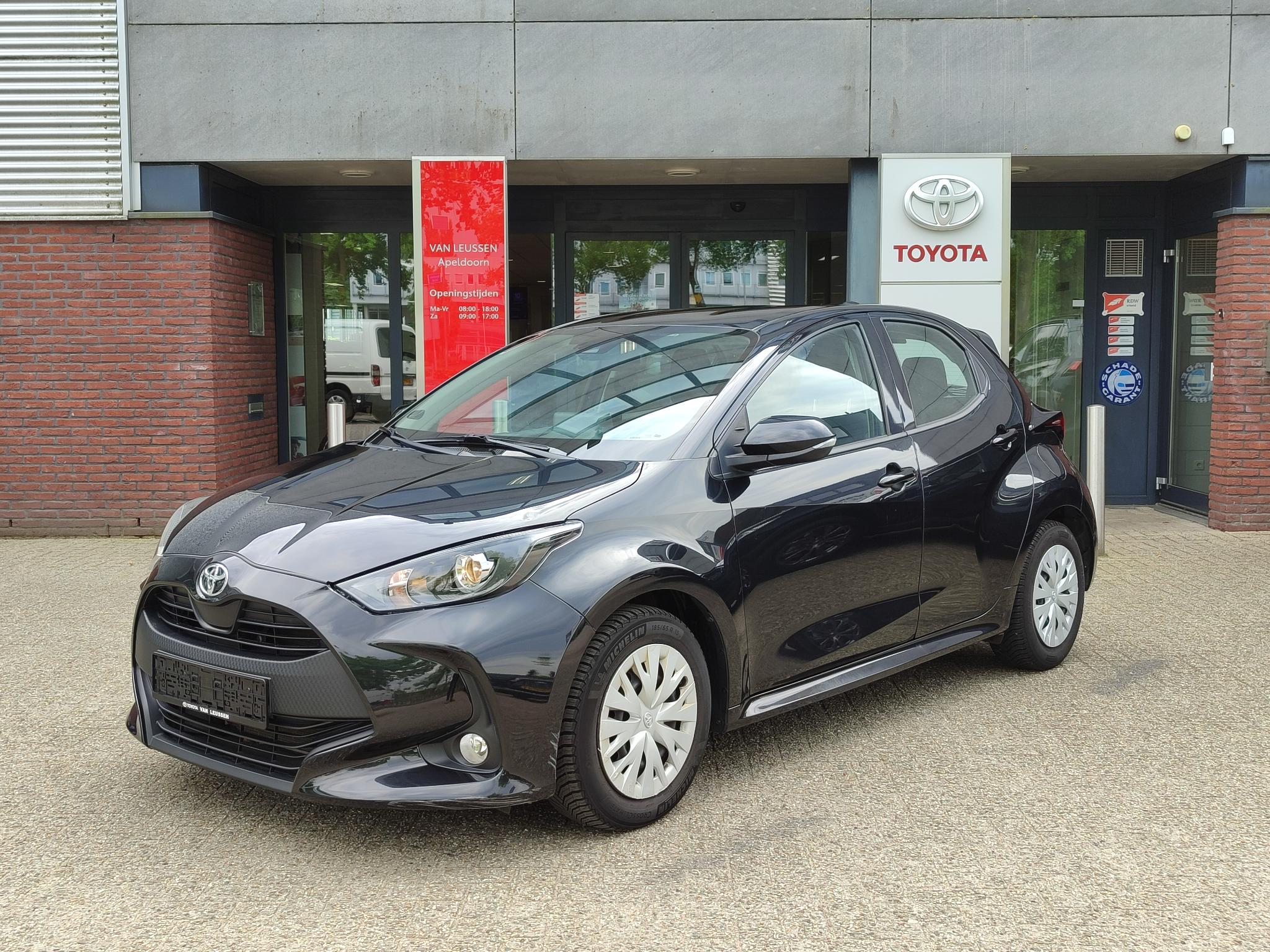 Toyota Yaris DYNAMIC 5-DEURS STOEL/STUURVERW PARK-SENSOREN 4S-BANDEN AIRCO BLUETOOTH APPLE/ANDROID AD-CRUISE CAMERA