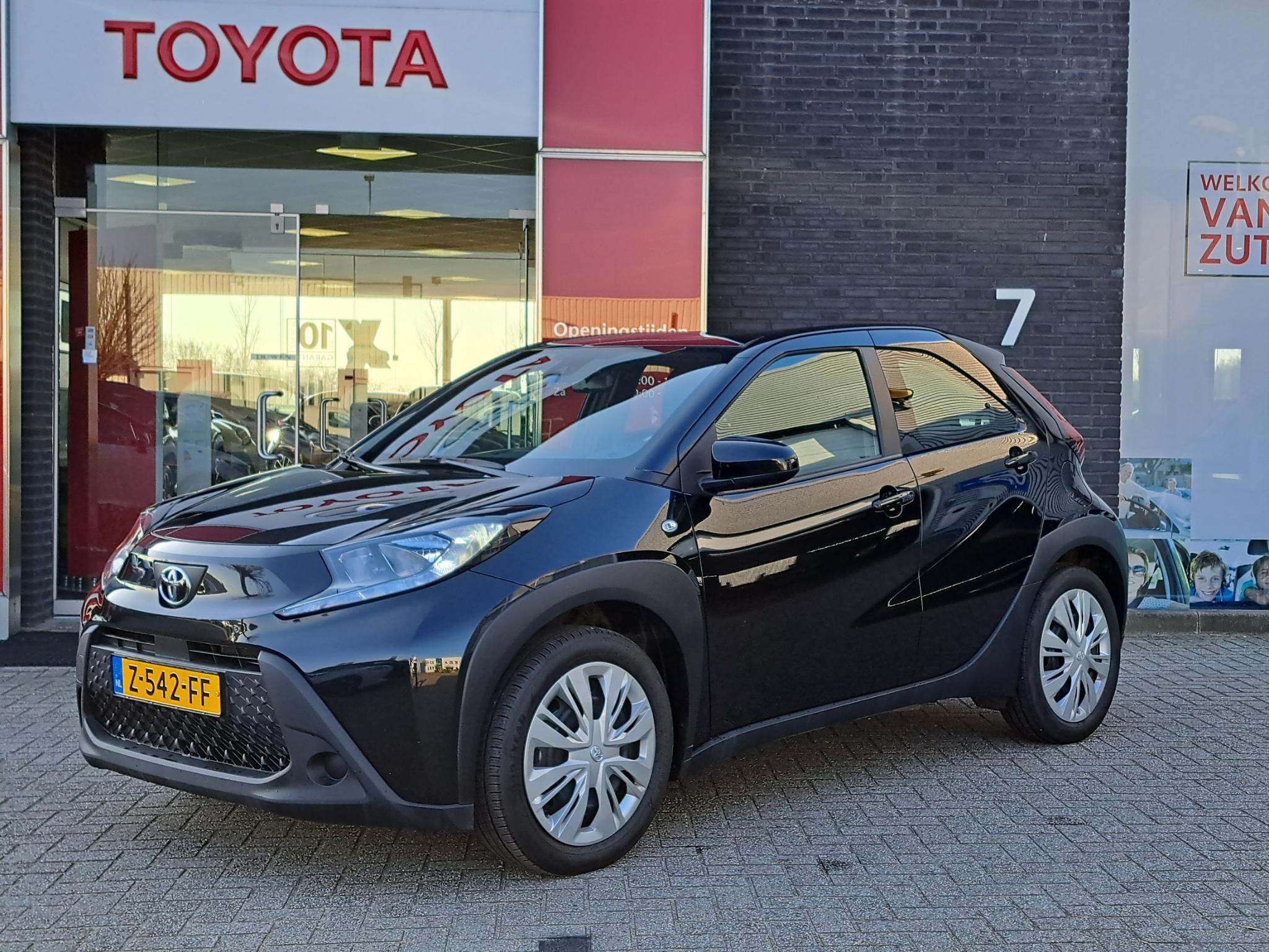 Toyota Aygo X PLAY APPLE/ANDROID CAMERA AD-CRUISE NL-AUTO