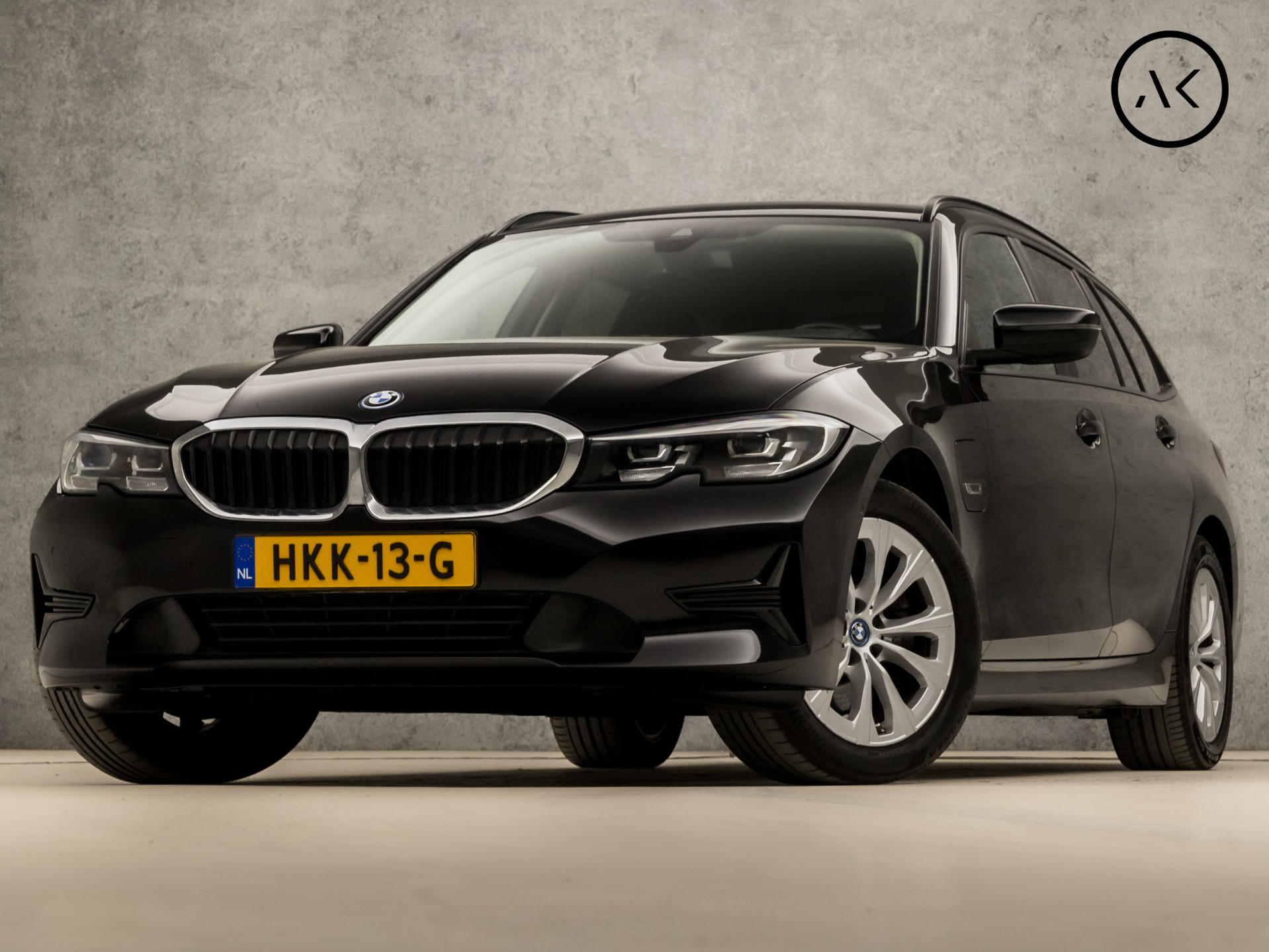 BMW 3 Serie Touring 320e Sportline 204Pk Automaat (APPLE CARPLAY, GROOT NAVI, DEALER ONDERHOUDEN, LEDEREN SPORTSTOELEN, CAMERA, GETINT GLAS, CRUISE, NIEUWSTAAT)
