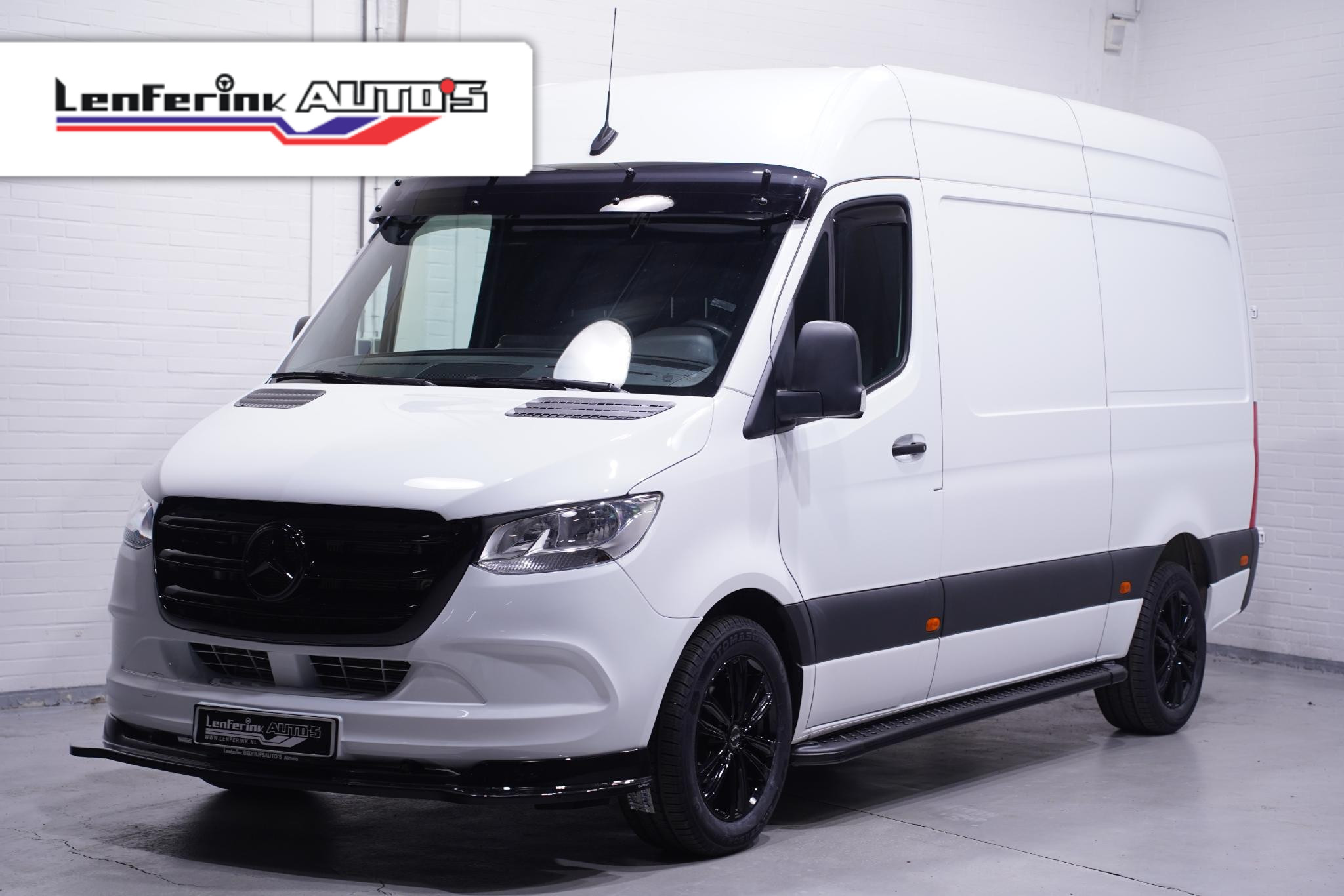 Mercedes-Benz Sprinter 319 CDI V6 190 pk Black&White Edition Aut. L2H2 Camera, 18" LMV, Apple Carplay, Laadruimte Pakket, Zwarte Grille 3-Zits