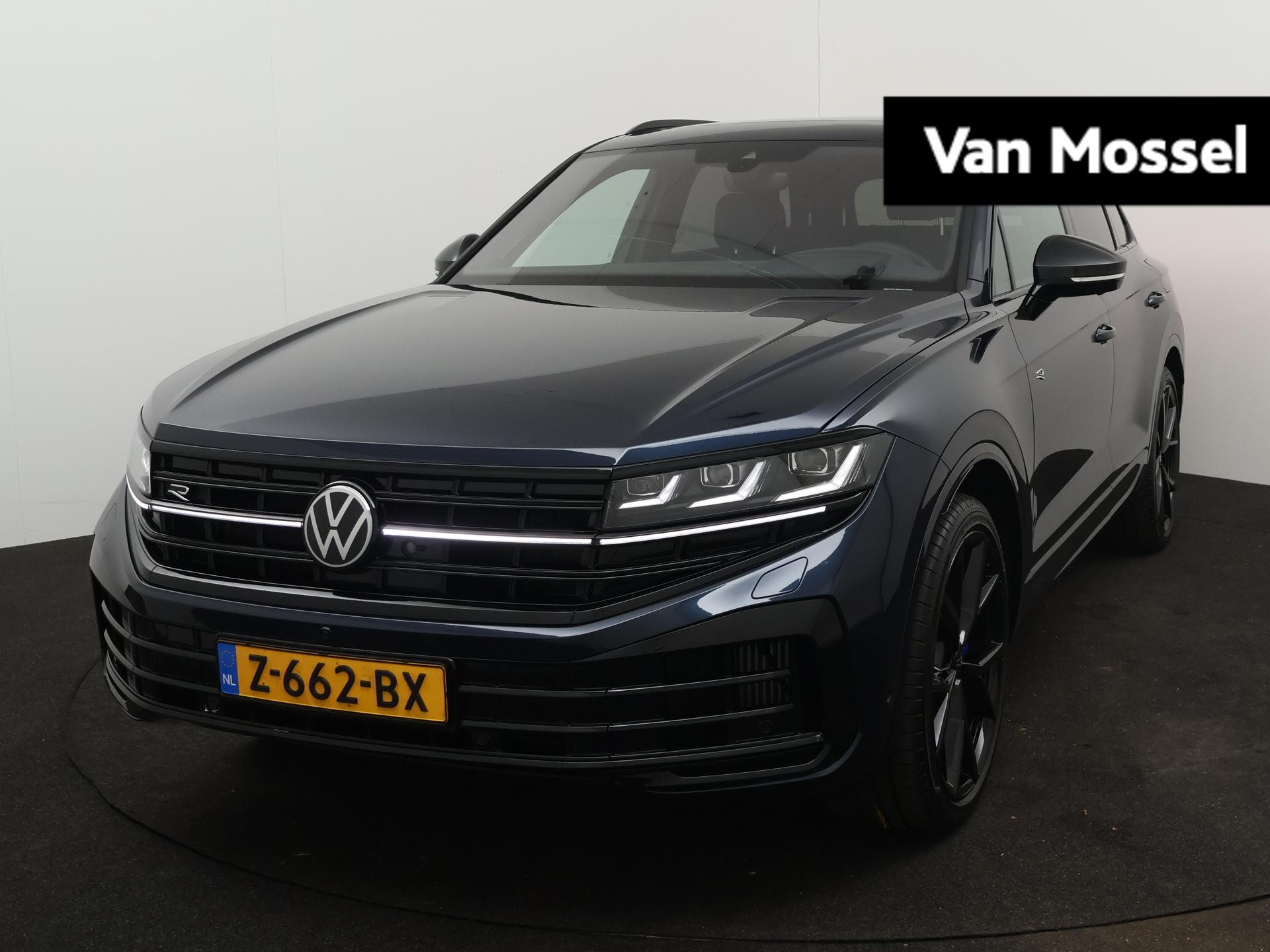 Volkswagen Touareg 3.0 TSi eHybrid 4MOTION R | ABT 530PK | Kunststof Delen Hoogglanszwart | Nightvision | Trekhaak incl. Trailerassist | Lederen Bekleding | Memory Seats | Stoel en Stuurverwarming