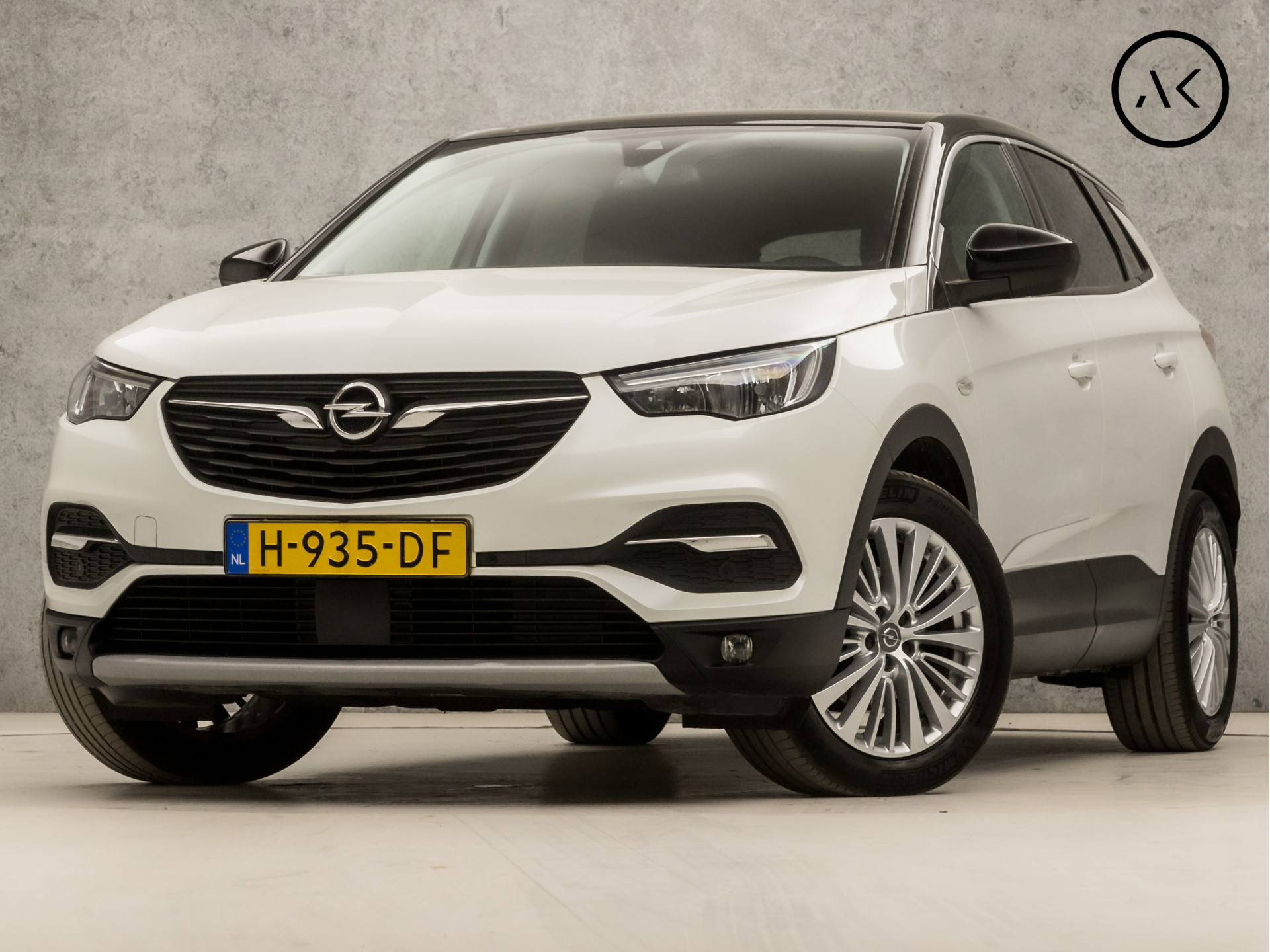 Opel Grandland X 1.2 Turbo Innovation Sport (APPLE CARPLAY, GROOT NAVI, CAMERA, GETINT GLAS, LEDER, SPORTSTOELEN, PARKEERSENSOREN, KEYLESS, LED KOPLAMPEN, NIEUWSTAAT)