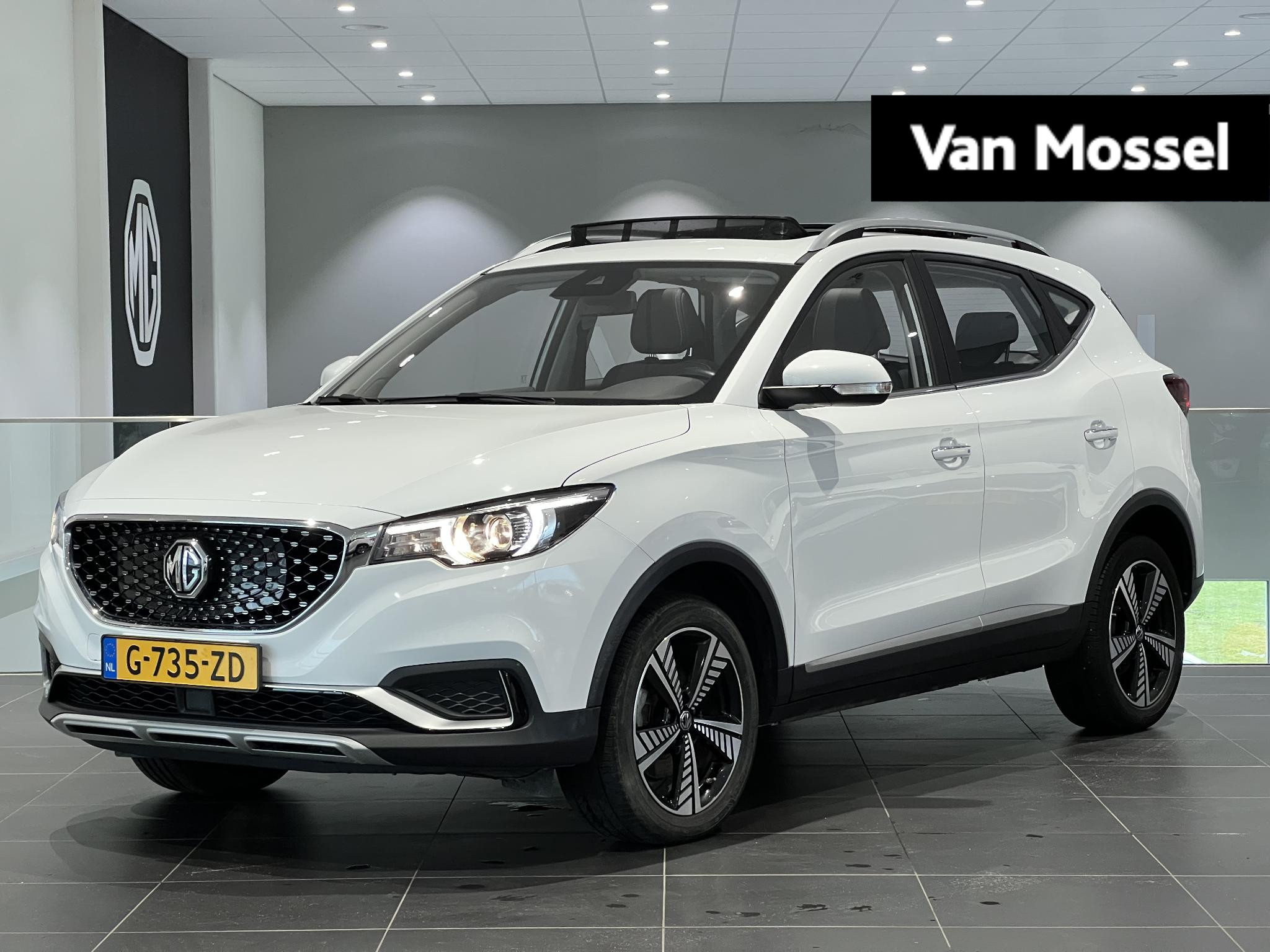 MG ZS-EV Luxury 45 kWh | 1e-Eigenaar | Leder | Navi | Panoramadak | Apple CarPlay | Camera |