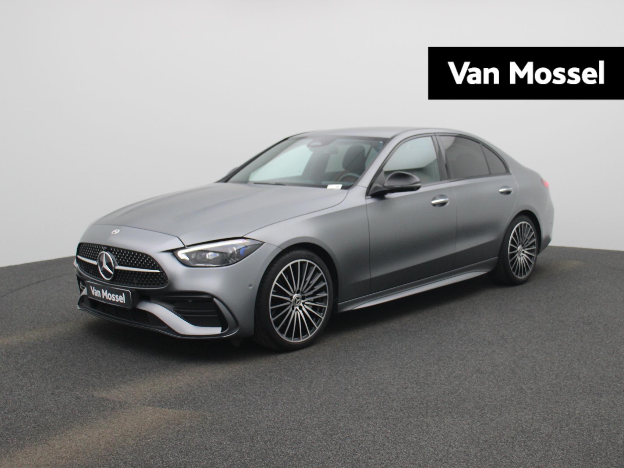 Mercedes-Benz C-Klasse 180 AMG Line | MAGNO SELENIETGRIJS | DIGITAL LIGHT | 19 INCH MULTISPAAK | APPLE CARPLAY | ACHTERUITRIJCAMERA | STOELMEMORY | SFEERVERLICHTING | PREMIUM SOUNDSYSTEM |