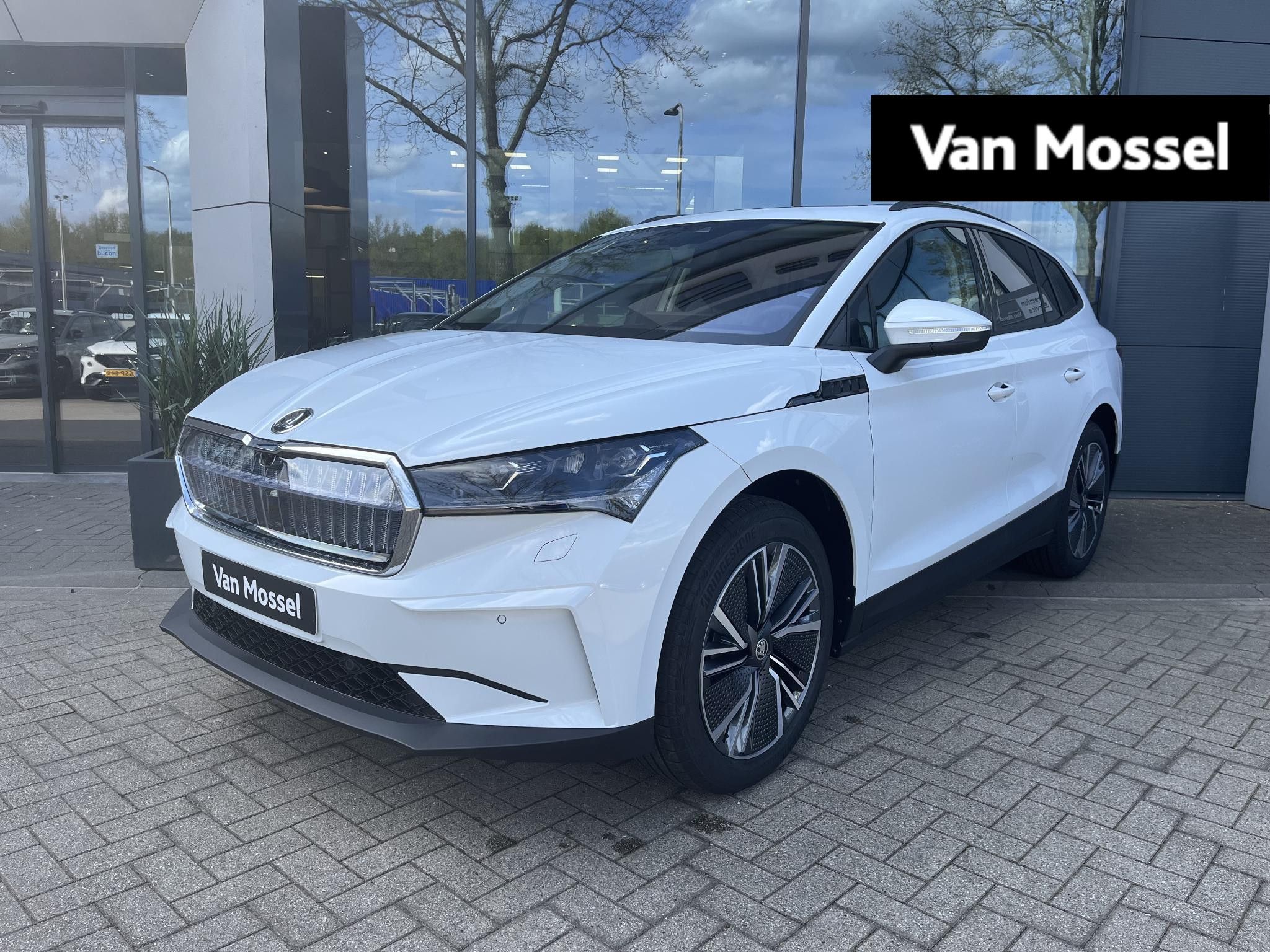 Škoda Enyaq iV 60 Business Edition 179 PK | Automaat | Matrix LED Koplampen | Navigatie | Verwarmbare Voorstoelen | Getinte Ruiten | Adaptive Cruise Control | Dodehoeksensoren | Panoramisch Schuif/kanteldak | Verwarmbaar Stuurwiel | Climate Control | Navigatie | Draadloze Telefoonlader | Lichtmetalen Velgen | Direct leverbaar! |