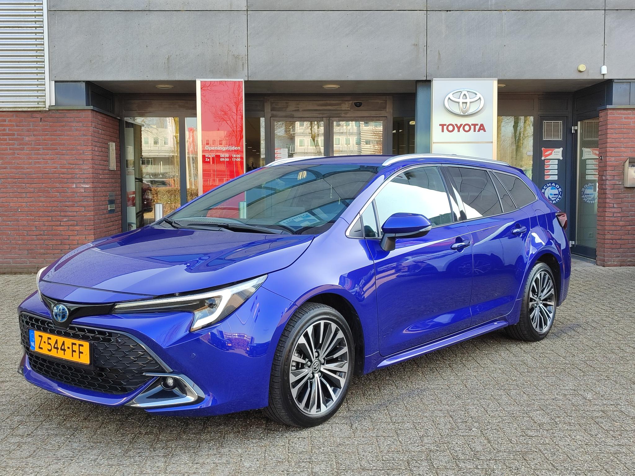 Toyota Corolla Touring Sports Hybrid 140 DYNAMIC LED KEYLESS STOELVERW EL-ACHTERKLEP BLIND SPOT 17'' LM-VELGEN LED NAVI PARK-SENSOREN CAMERA AD-CRUISE CLIMA APPLE/ANDROID NL-AUTO