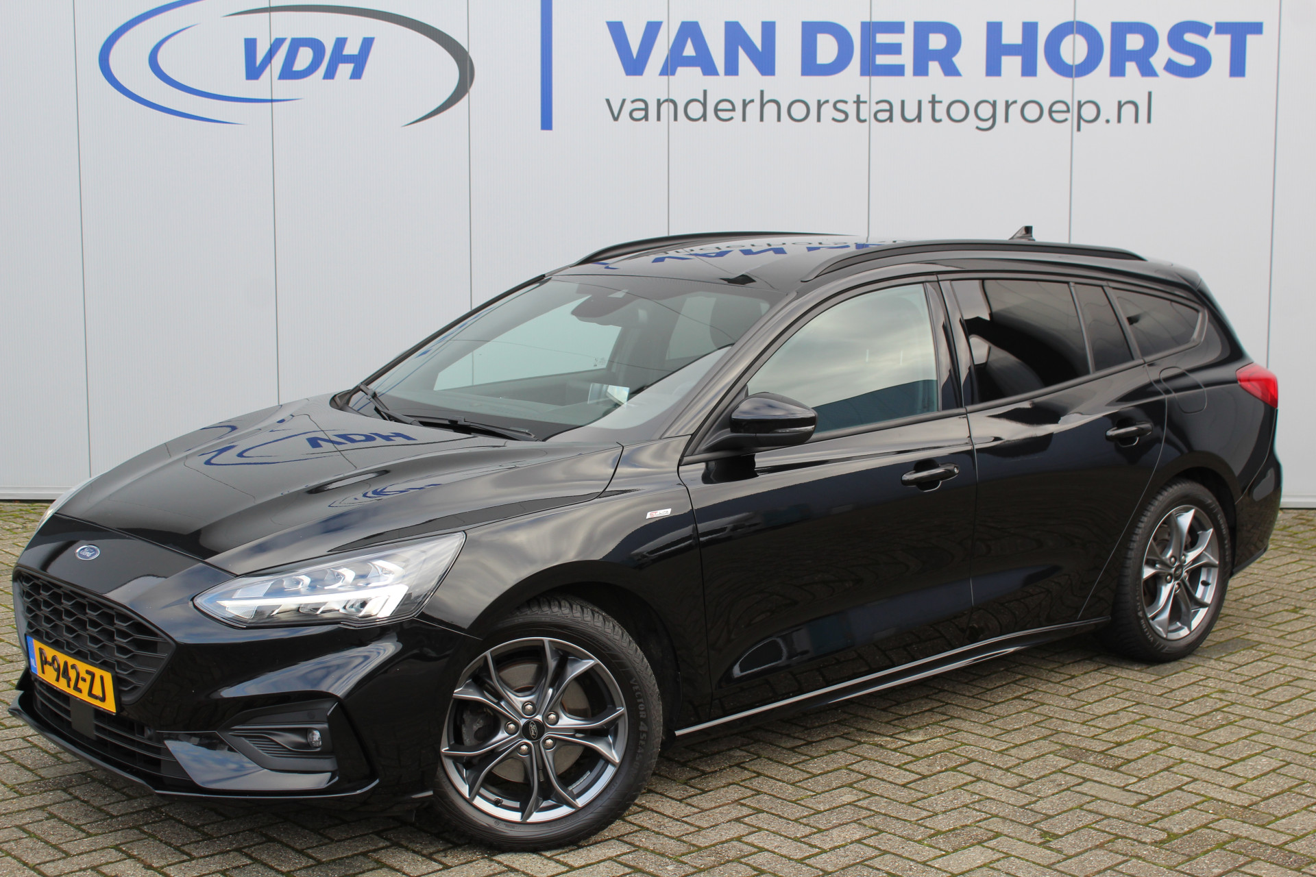 Ford Focus Wagon 1.0-125pk EcoBoost Mild-Hybrid ST-Line X . Luxe, correct nette en goed onderhouden Ford Focus Wagon ! Volautm. airco dual, navigatie, telefoonvoorb., camera, stuur-, stoel- en voorraamverwarming, head-up-display, elektr. trekhaak, LED verlichting etc.