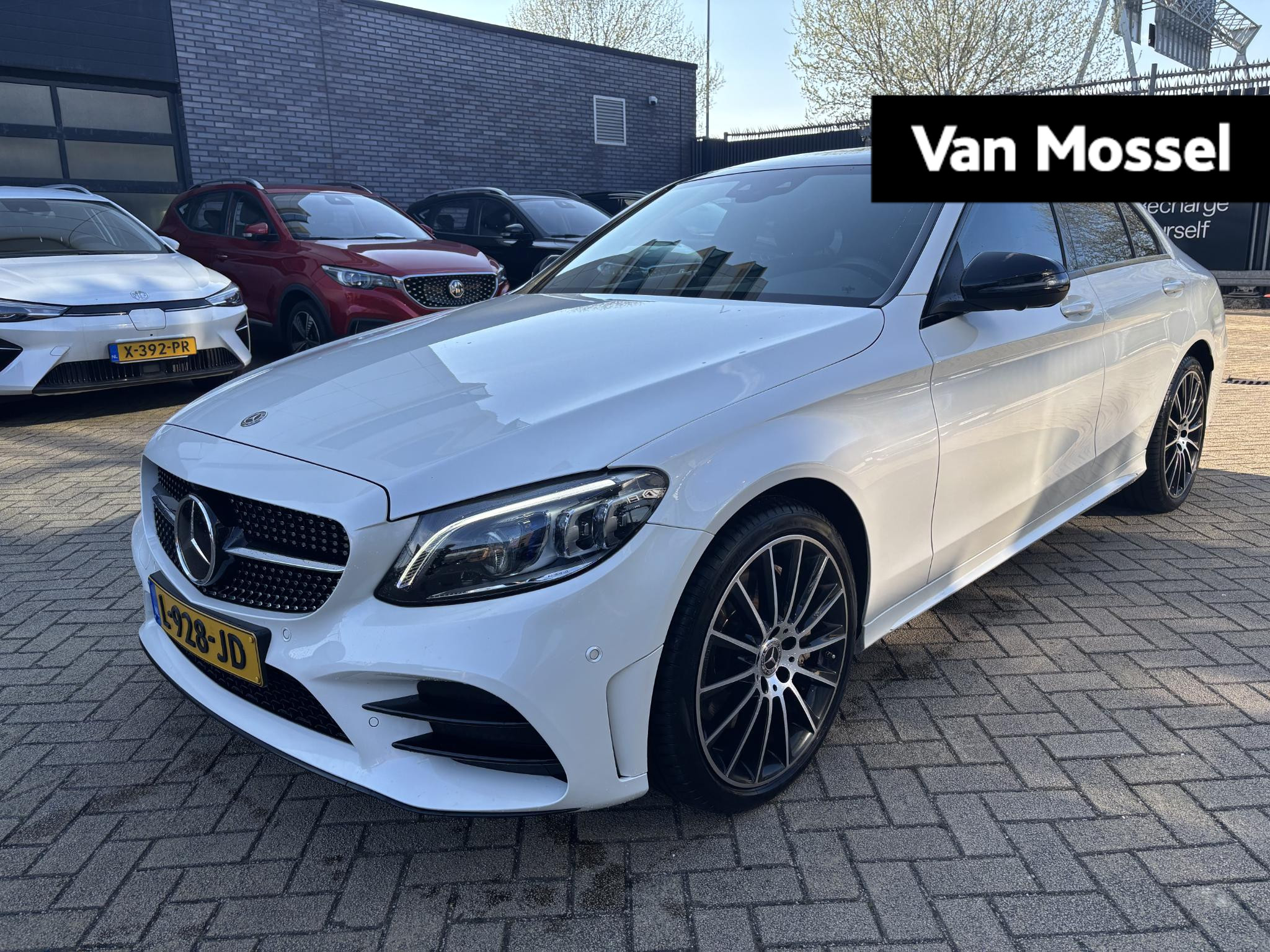 Mercedes-Benz C-Klasse 300 Premium Pack | AMG LINE | 19 INCH MULTISPAAK | BURMESTER | PANORAMA/SCHUIF-KANTELDAK | STOELMEMORY | LUCHTVERING | NL GELEVERDE AUTO | DIAMOND WHITE BRIGHT METALLIC |