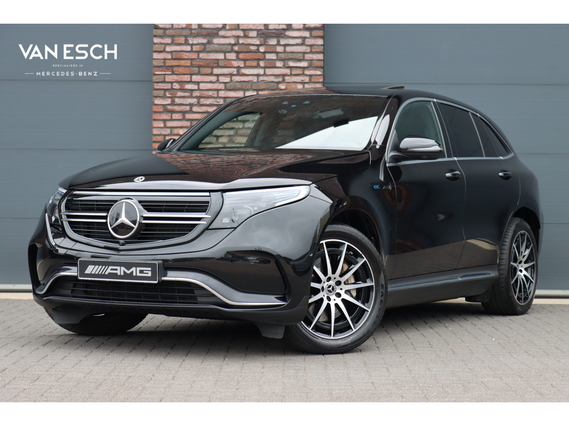 Mercedes-Benz EQC 400 4MATIC AMG Line Premium+ 80 kWh | ex BTW € 34.000,- | Schuifdak | Distronic+ | Memory | Surround Camera | HUD | Leder | Trekhaak | Keyless Go | Augmented Reality | Rijassistentiepakket |