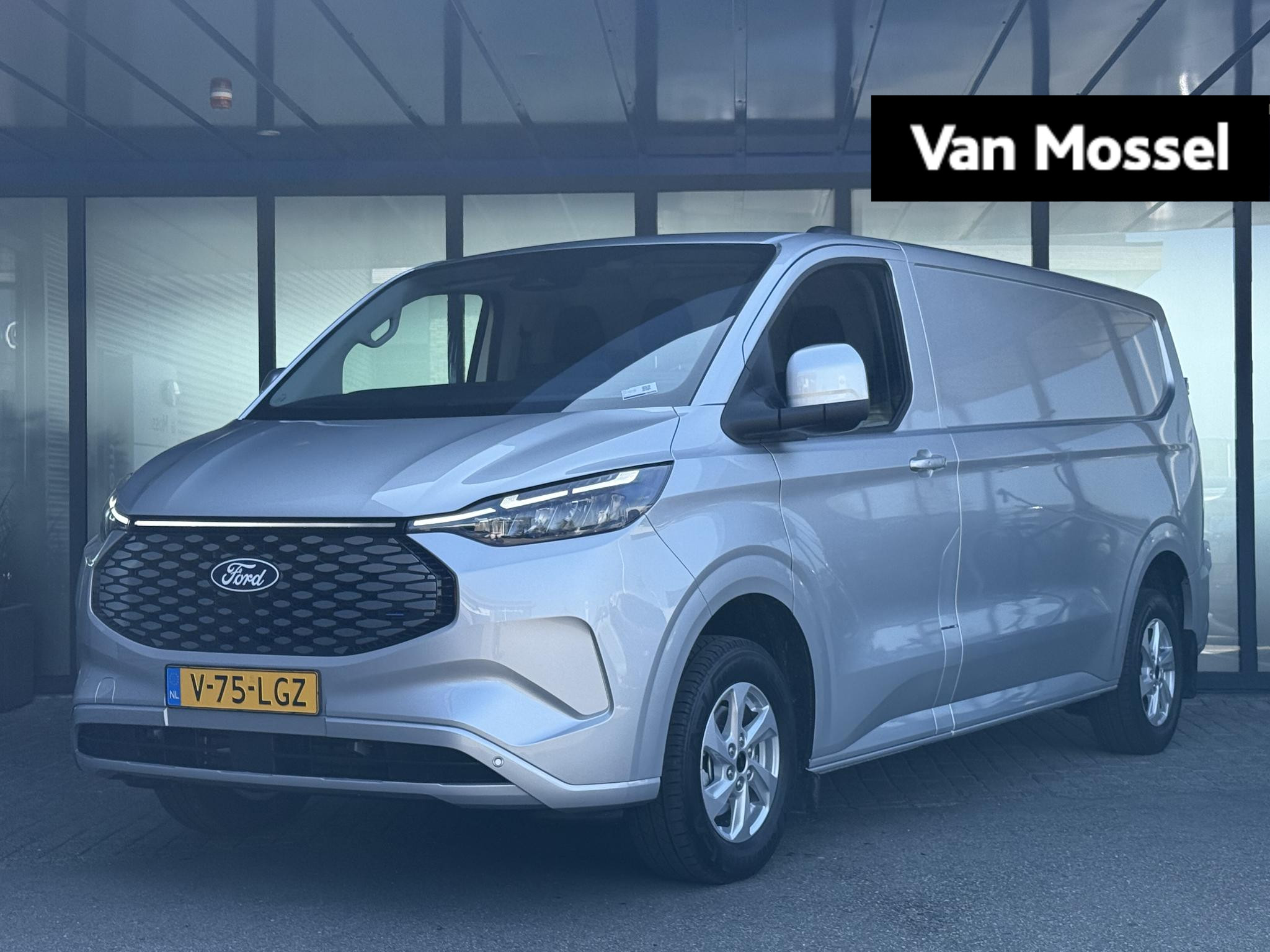 Ford E-Transit Cust. 340 L2H1 Limited 65 kWh | Voorraad Van Mossel | Winterpakket | Achteruitrij Camera | Trekhaak | All Weather Banden | Apple Carplay/Android Auto |