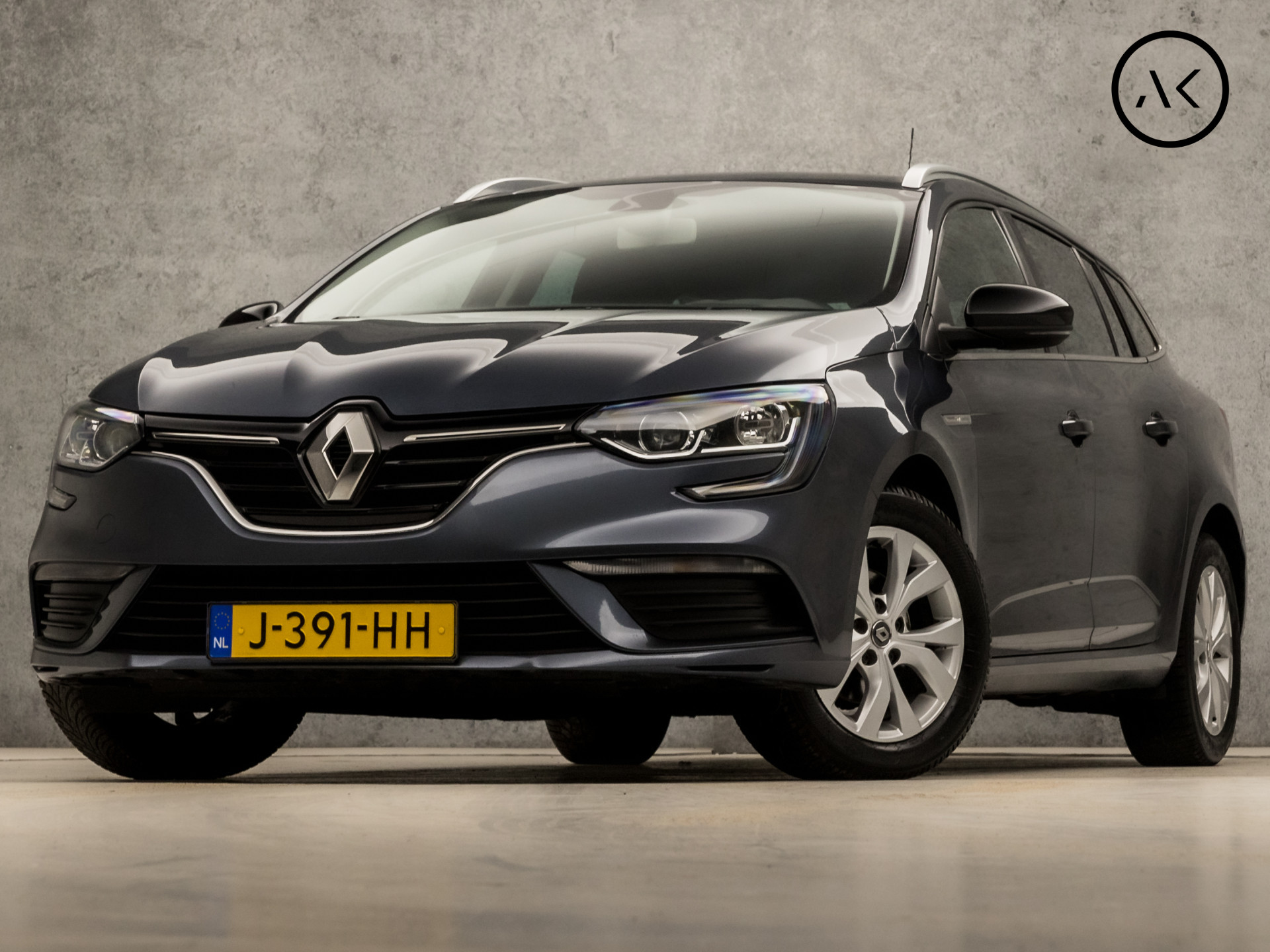 Renault Mégane Estate 1.3 TCe Limited Sport 141Pk Automaat (APPLE CARPLAY, VIRTUAL COCKPIT, NAVIGATIE, CLIMATE, GETINT GLAS, SPORTSTOELEN, TREKHAAK, PARKEERSENSOREN, CRUISE, NIEUWSTAAT)