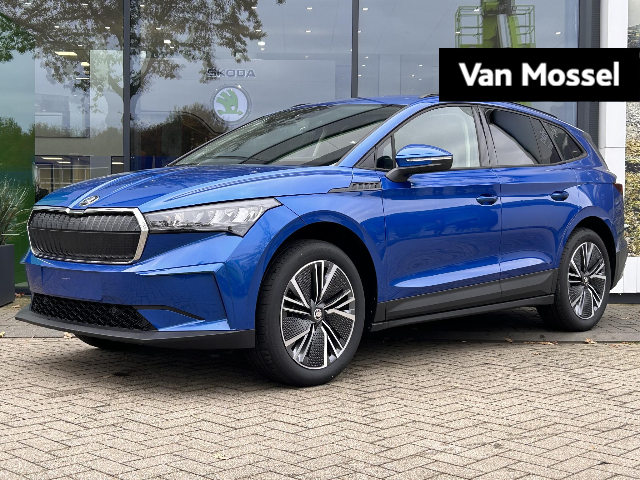 Škoda Enyaq iV 60 Selection 58 kWh 180 PK | Automaat | LED Koplampen | Navigatie | Verwarmbare Voorstoelen | Getinte Ruiten | Adaptive Cruise Control | Dodehoeksensoren | Verwarmbaar Stuurwiel | Climate Control | Navigatie | Draadloze Telefoonlader | Lichtmetalen Velgen | Direct leverbaar! |