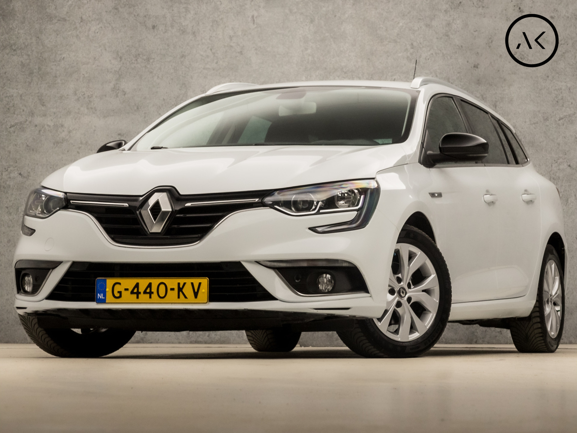 Renault Mégane Estate 1.3 TCe Limited Sport 141Pk Automaat (APPLE CARPLAY, VIRTUAL COCKPIT, NAVIGATIE, KEYLESS, STOELVERWARMING, SPORTSTOELEN, TREKHAAK, CRUISE, PARKEERSENSOREN, NIEUWE APK, NIEUWSTAAT)