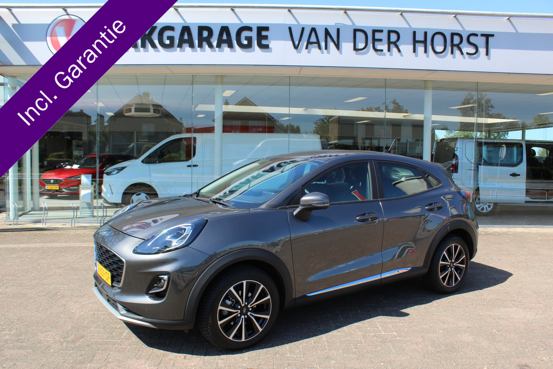 Ford Puma 1.0-125pk EcoBoost Hybrid Titanium. Garantie t/m 21-05-2027 ! Slechts 14.750km ! Volautm. airco, metallic lak, stoel-, stuur- en voorraamverwarming, navigatie, telefoonvoorbereiding, elektrische achterklep, cruise cntrl, keyless entry / keyless go etc.