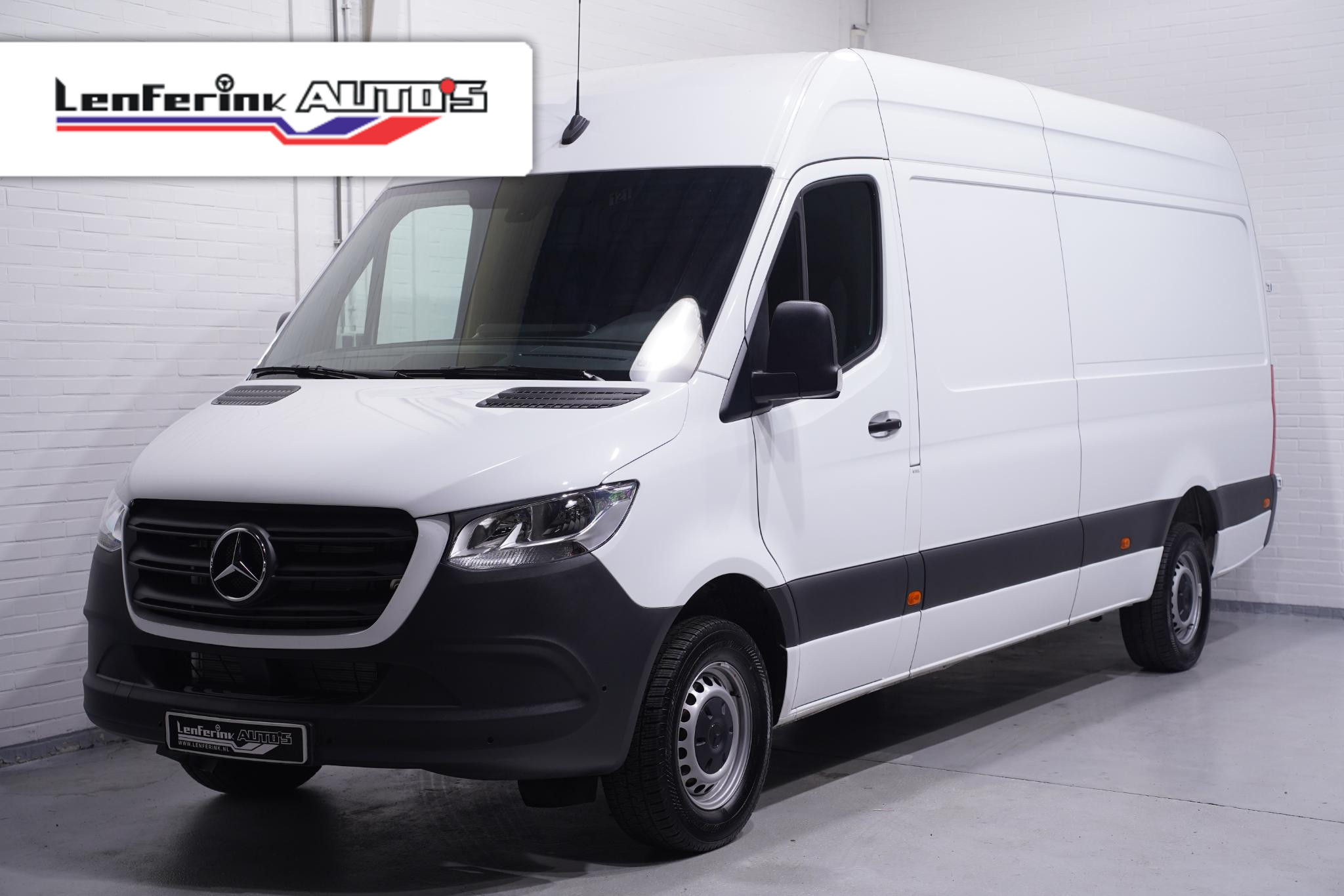 Mercedes-Benz Sprinter 317 CDI 170 pk L3H2 Airco, Camera MBux Audio Apple Carplay, PDC V+A, Opstap achter, 3-Zits