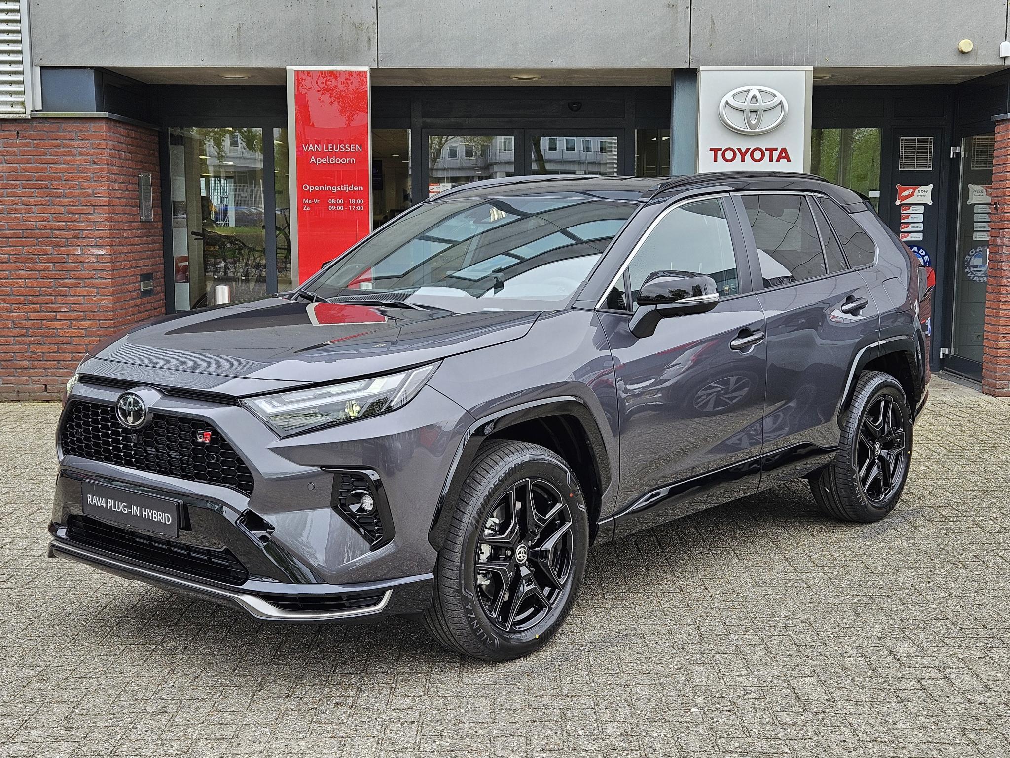 Toyota RAV4 2.5 Plug-in Hybrid AWD GR SPORT NIEUW DIRECT LEVERBAAR STOEL/STUURVERW 360° CAMERA BLIND SPOT SPORTSTOELEN EL-ACHERKLEP KEYLESS EL-STOELEN PARK-SENSOREN 1500KG TREKGEW