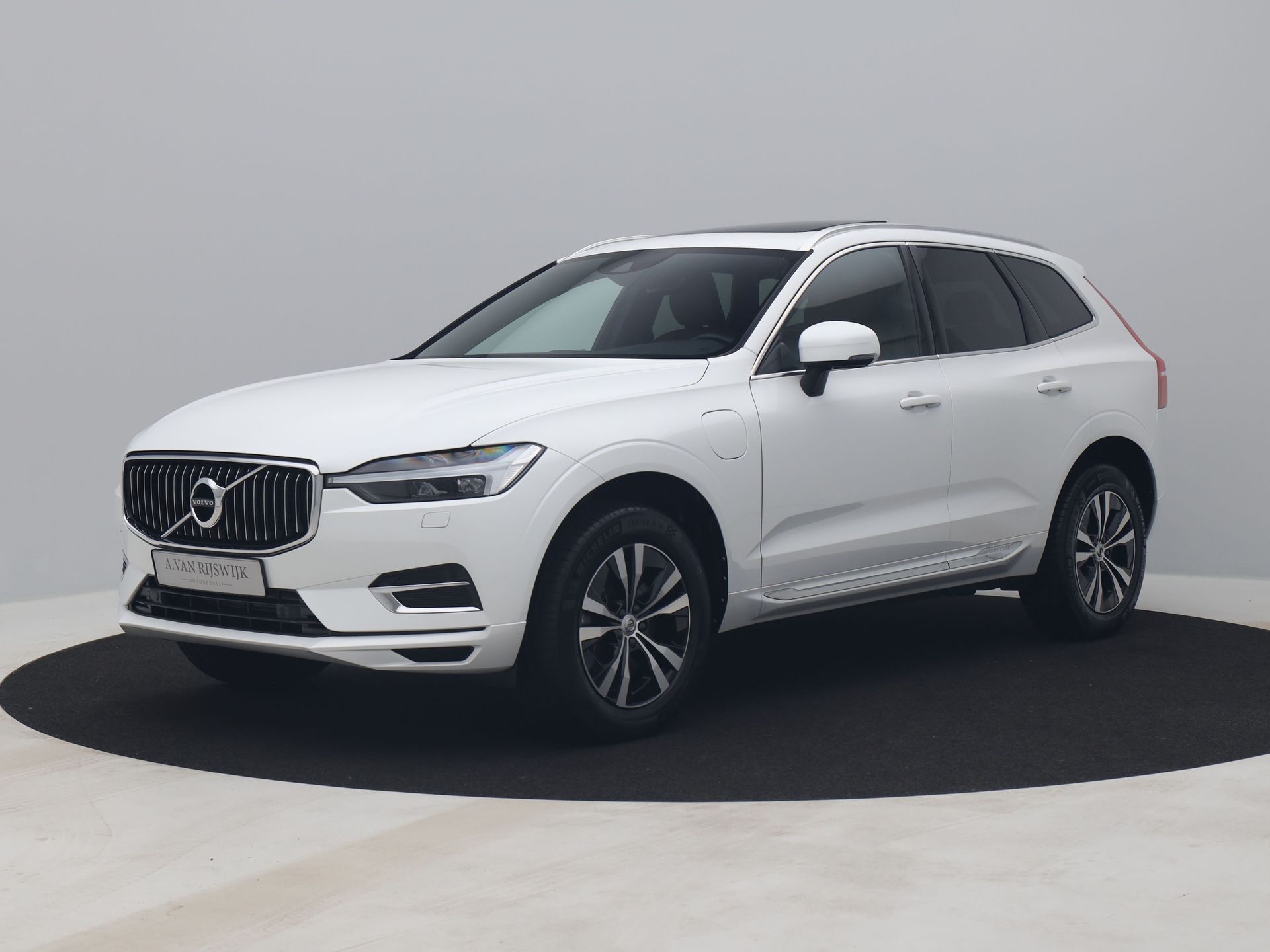Volvo XC60 2.0 Recharge T6 AWD Business Pro | PANO | CAMERA | KEYLESS | STOEL- EN STUURVERW. | TREKHAAK
