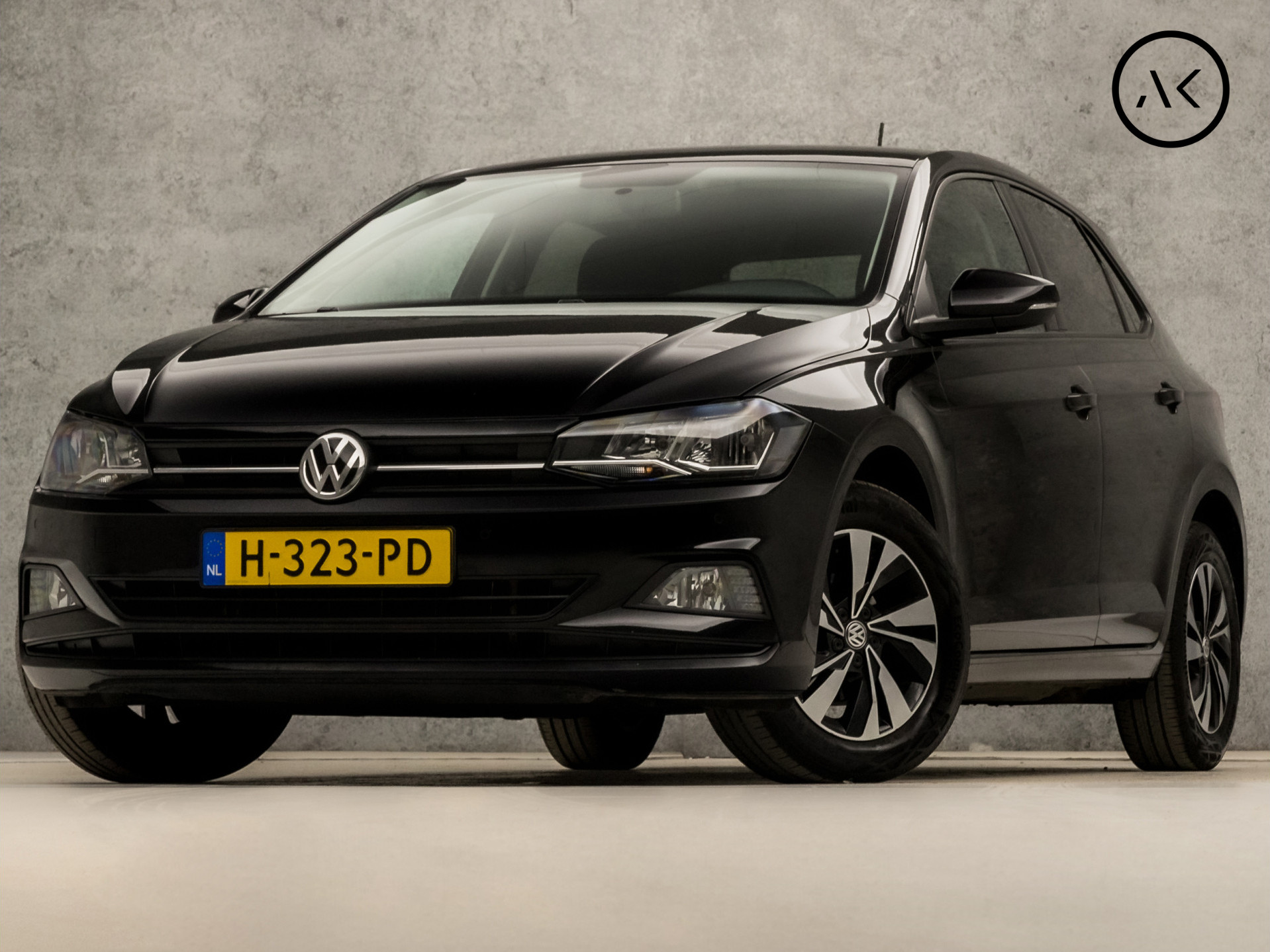 Volkswagen Polo 1.0 TSI Sportline (APPLE CARPLAY, GROOT NAVI, PARKEERSENSOREN, ADAPTIVE CRUISE, GETINT GLAS, SPORTSTOELEN, LM VELGEN, ARMSTEUN, NIEUWE APK, NIEUWSTAAT)