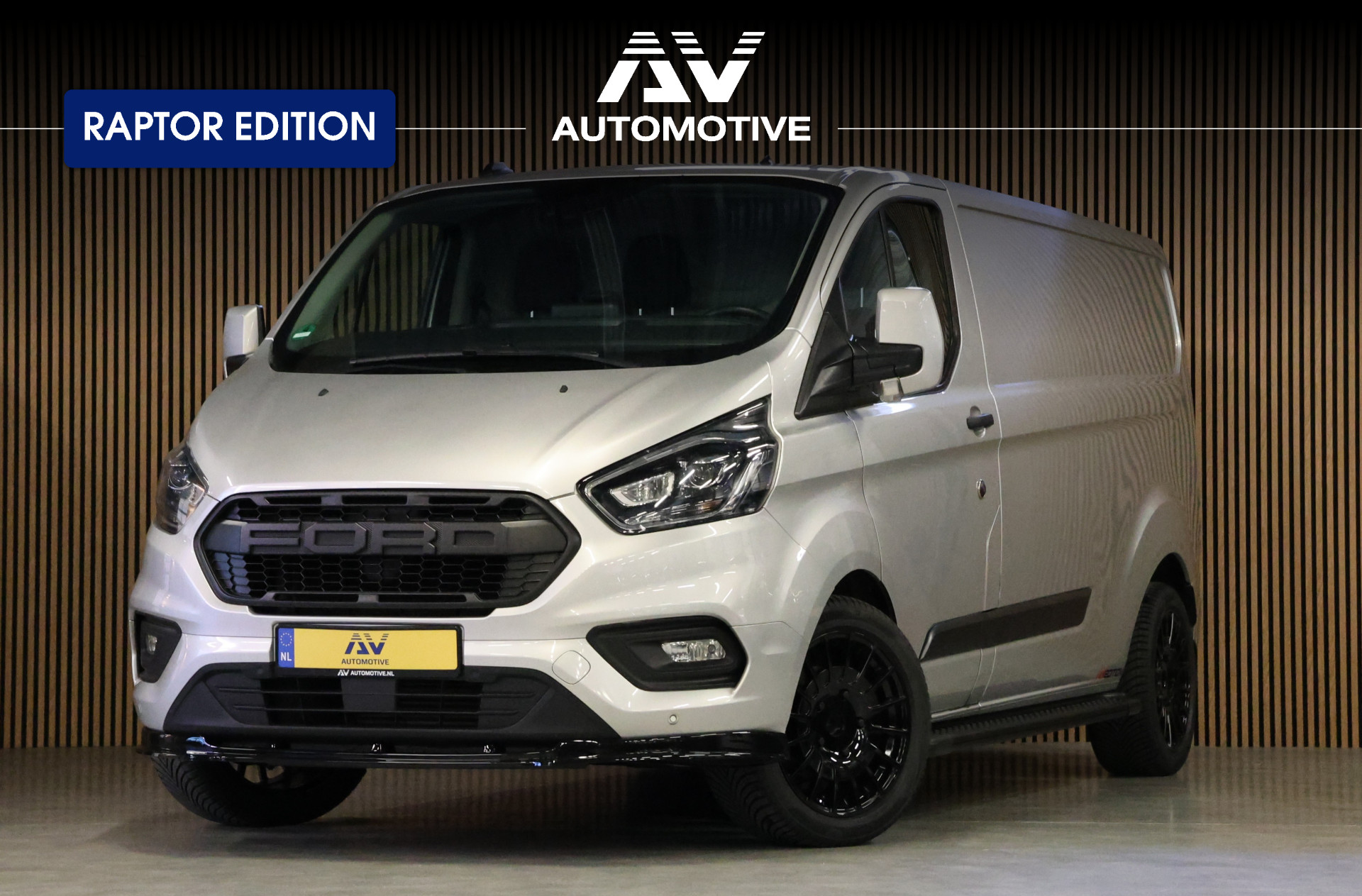 Ford Transit Custom 320 2.0 TDCI L2H1 Raptor Edition | Bi-Xenon | CarPlay | Navigatie | Camera | Stoelverwarming | Dodehoek detector | DAB | Werkplaatsinrichting | 3-Zitter | Dealer onderhouden | Nieuwe APK