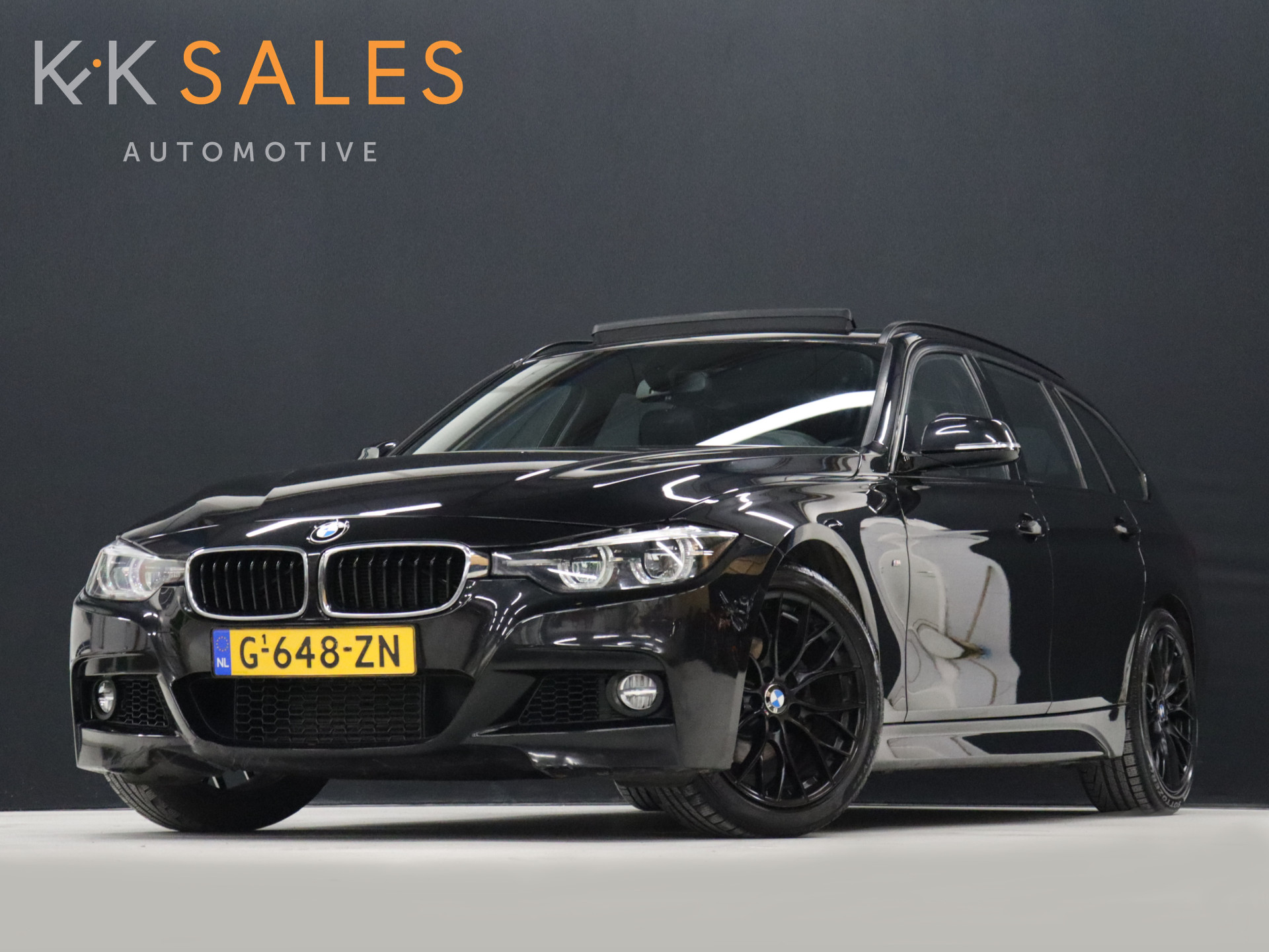 BMW 3 Serie Touring 318i M Sport [SCHUIFKANTELDAK, STOELVERWARMING, CRUISE CONTROL, ELEKTRISCHE ACHTERKLEP,  PDC ACHTER, VOL LEDER, M- STUUR, LED, NAVIGATIE, NIEUWSTAAT]