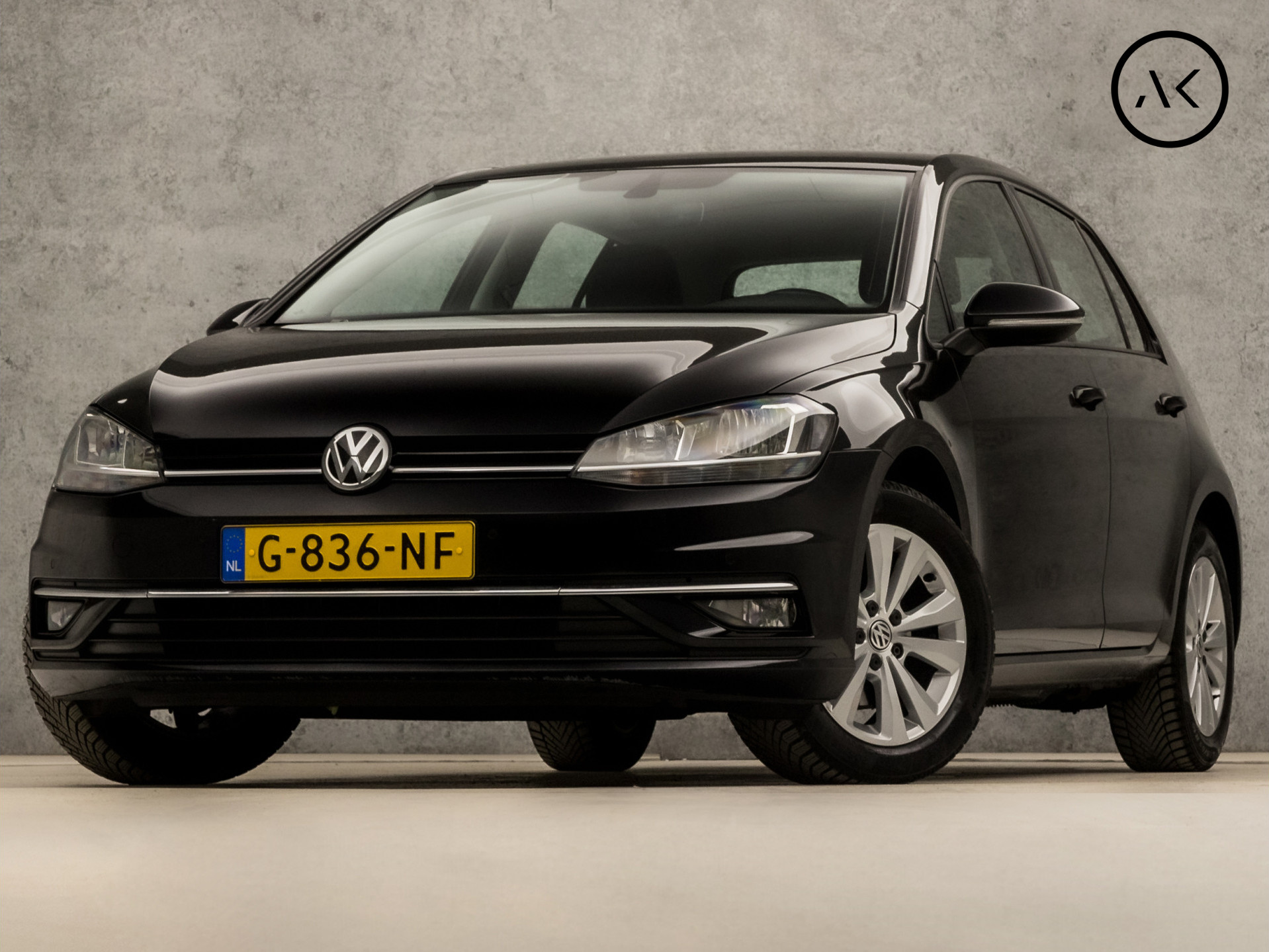 Volkswagen Golf 1.0 TSI Comfortline Business (APPLE CARPLAY, GROOT NAVI, CLIMATE, STOELVERWARMING, DYNAMISCHE KNIPPERLICHTEN, ALCANTARA SPORTSTOELEN, ADAPTIVE CRUISE, PARKEERSENSOREN, LM VELGEN, NIEUWSTAAT)