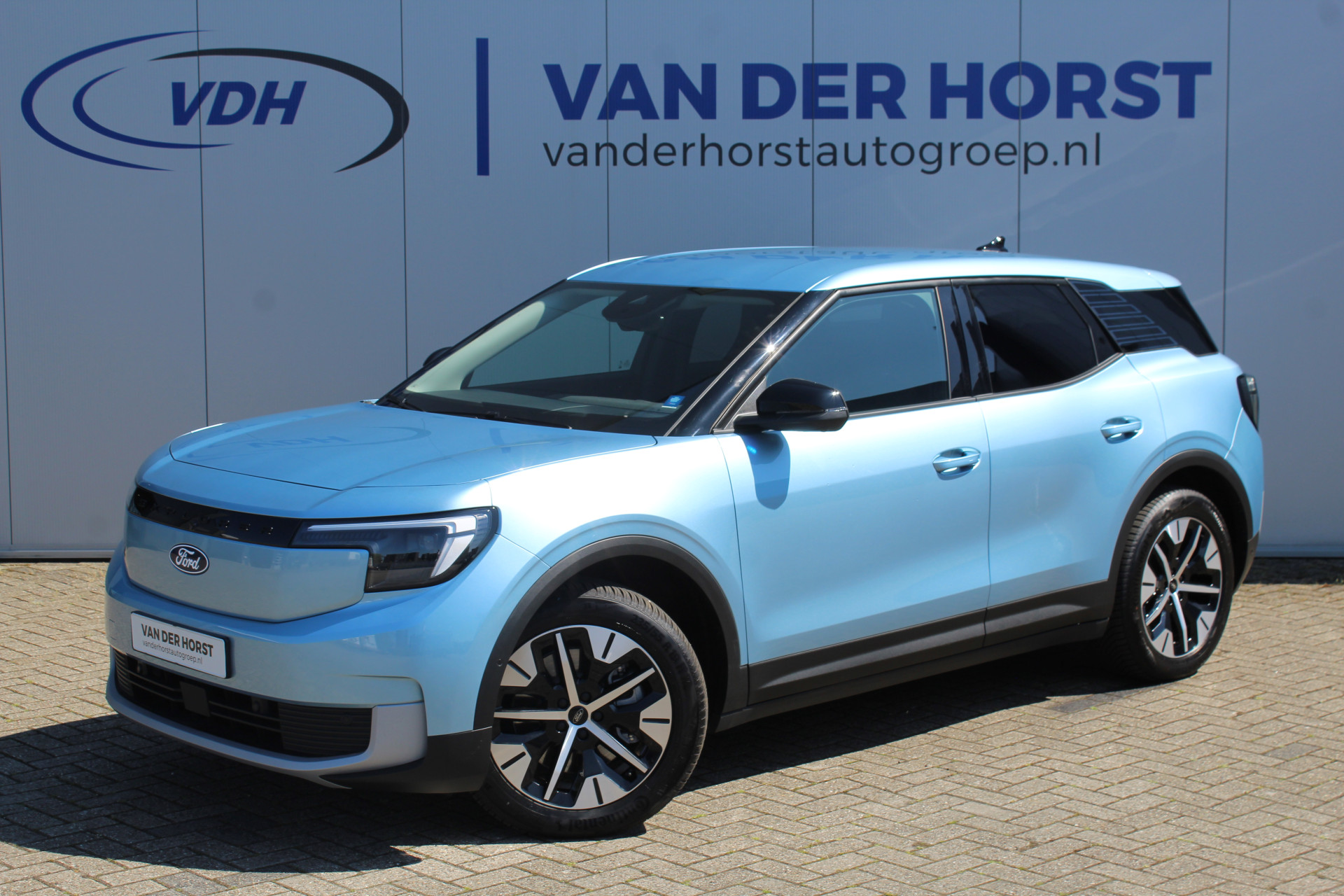 Ford Explorer Extended Range RWD 77kWh/286pk. Range 602km WLTP. Van €. 47650,- voor €. 39895,-. Fabr. garantie t/m 06-10-2028 ! Volautm. airco, elektr. achterklep, navigatie, stoel- en stuurwielverw., adaptieve cruise cntrl, lane- en side assist, 360gr. camera, LM wielen, etc