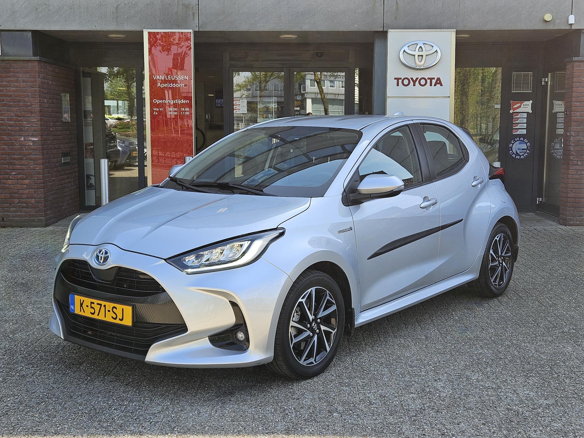 Toyota Yaris 1.5 HYBRID DYNAMIC KEYLESS LED APPLE/ANDROID 16'' LM-VELGEN AD-CRUISE CAMERA BLUETOOTH CLIMA NL-AUTO 1E-EIG