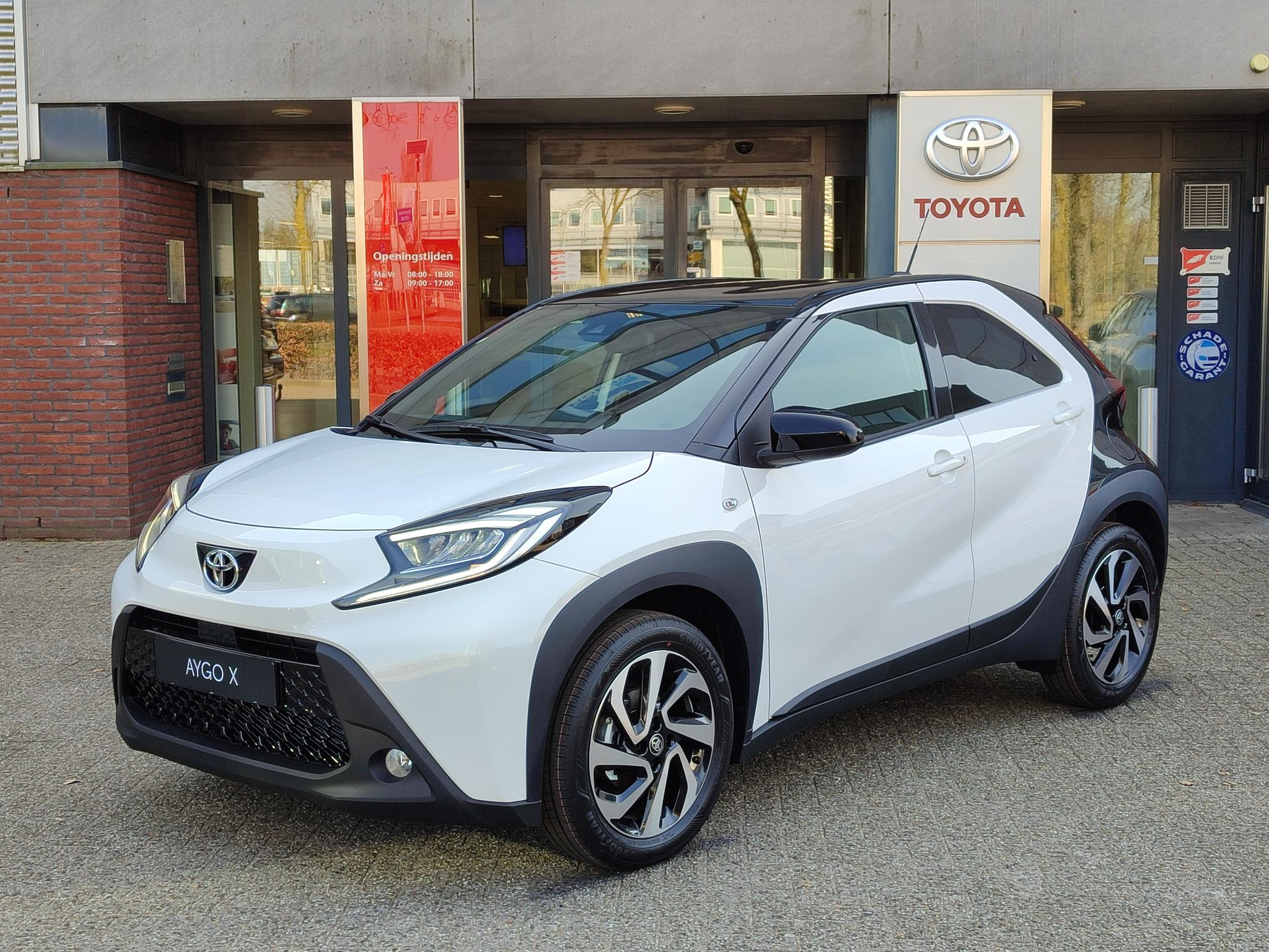 Toyota Aygo X PULSE NIEUW DIRECT LEVERBAAR BI-TONE 17''LM-VELGEN CLIMA PRIVACY-GLASS LED APPLE/ANDROID CAMERA AD-CRUISE