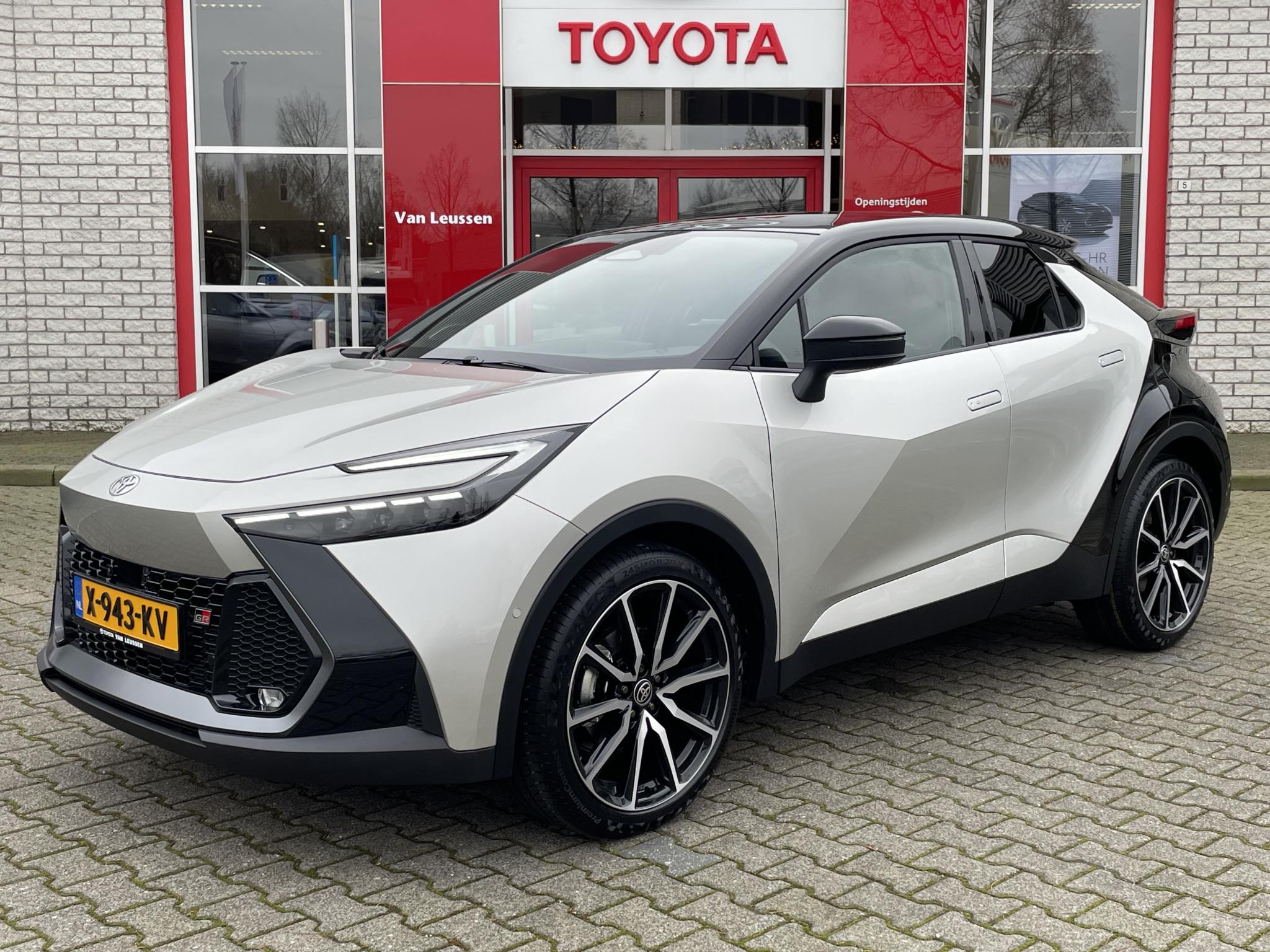 Toyota C-HR 2.0 HYBRID 200 GR-SPORT PREMIERE EDITION APPLE/ANDROID PANODAK JBL 360GR-CAM EL-ACHTERKLEP P-SENSOREN EL-STOEL+MEMORY NL-AUTO