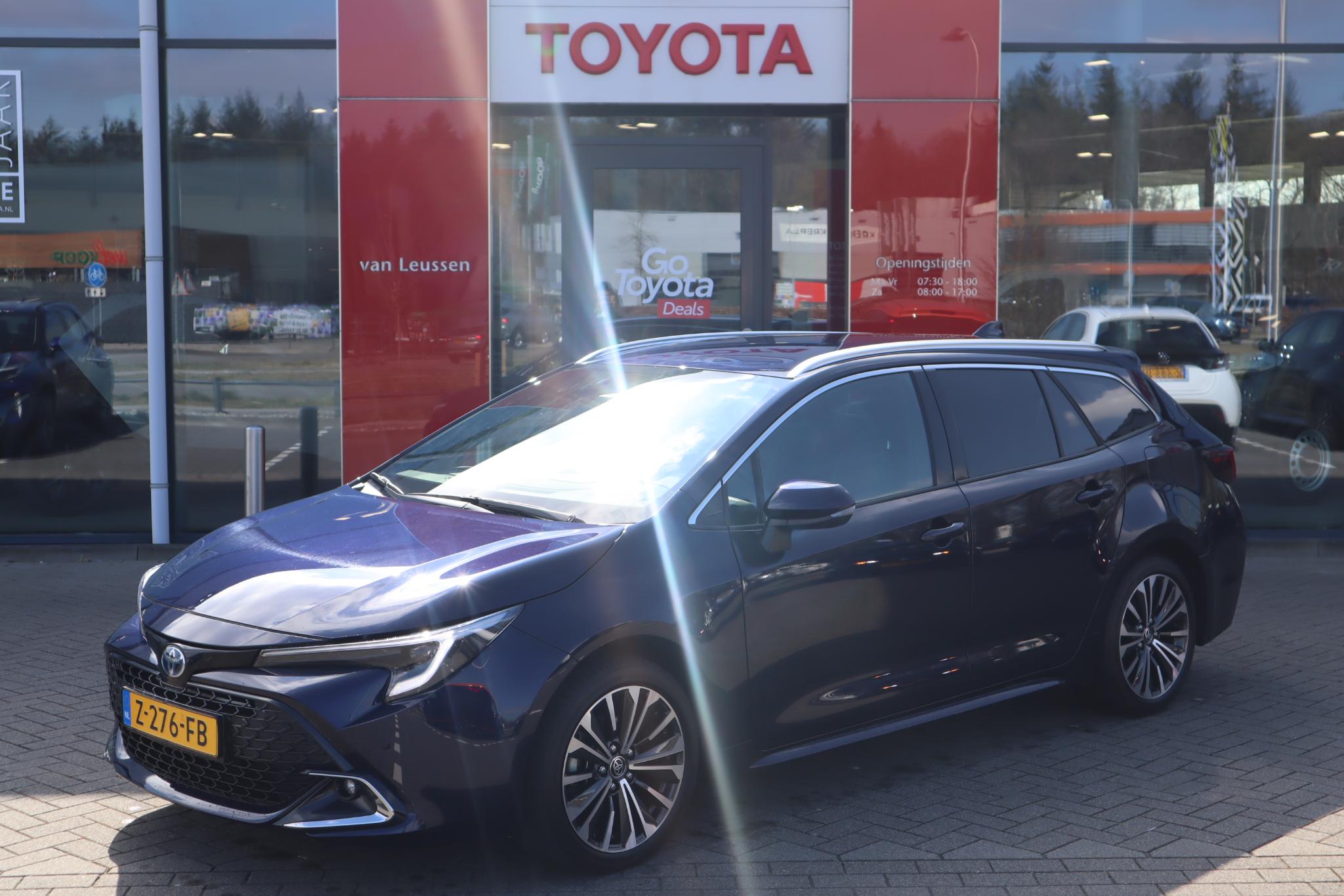 Toyota Corolla Touring Sports Hybrid 140 Dynamic NAVI PARK-SENSOREN BLIND-SPOT KEYLESS APPLE/ANDROID LM-VELGEN EL-ACHTERKLEP NL-AUTO