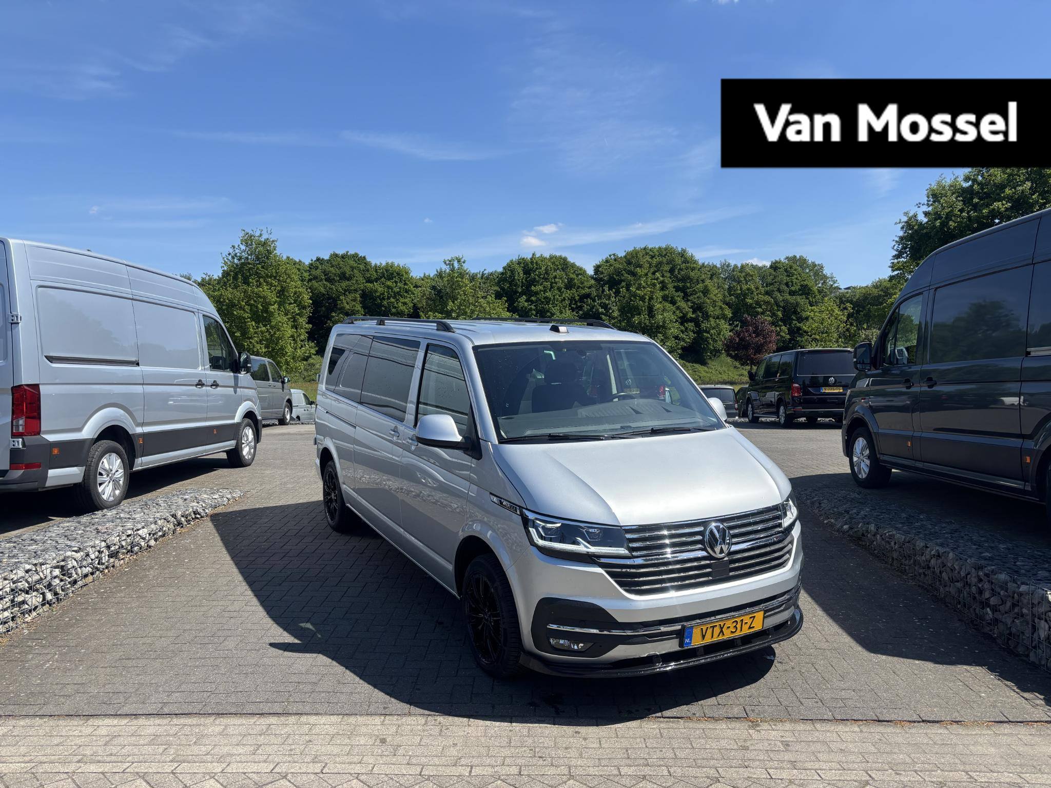 Volkswagen Transporter 2.0 TDI L2H1 DC Bulli | Automaat | Camera | Dubbele cabine | Trekhaak | Parkeerhulp voor + achter | Radio | Adaptive cruise control | Schuifdeur links + rechts | Airco |