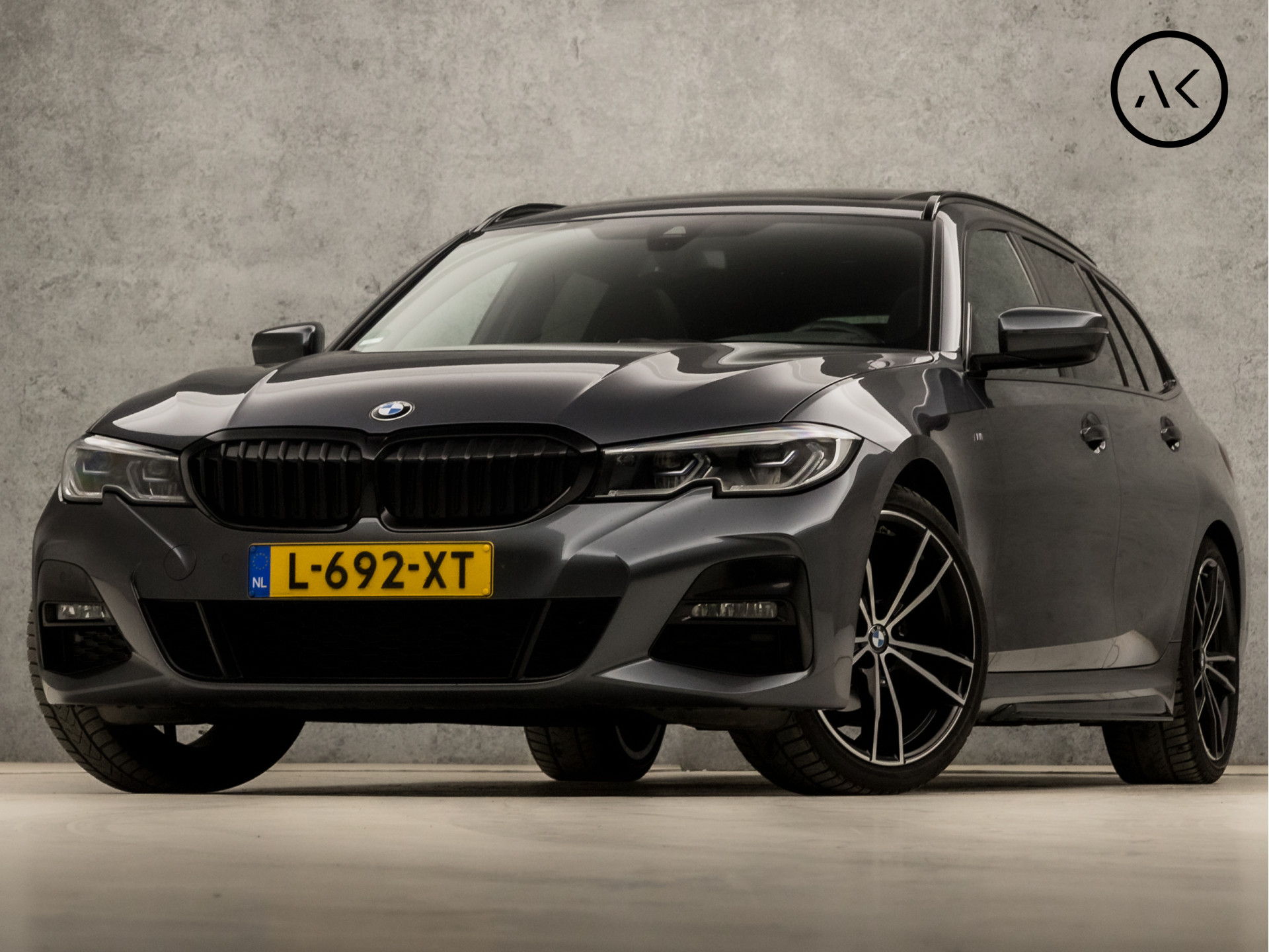 BMW 3 Serie Touring 318i M Sport Automaat (PANORAMADAK, DEALER ONDERHOUDEN, M PAKKET, APPLE CARPLAY, LASER KOPLAMPEN, LEDEREN SPORTSTOELEN, CAMERA, STOELVERWARMING, GETINT GLAS, ELEK ACHTERKLEP, NIEUWE APK, NIEUWSTAAT)