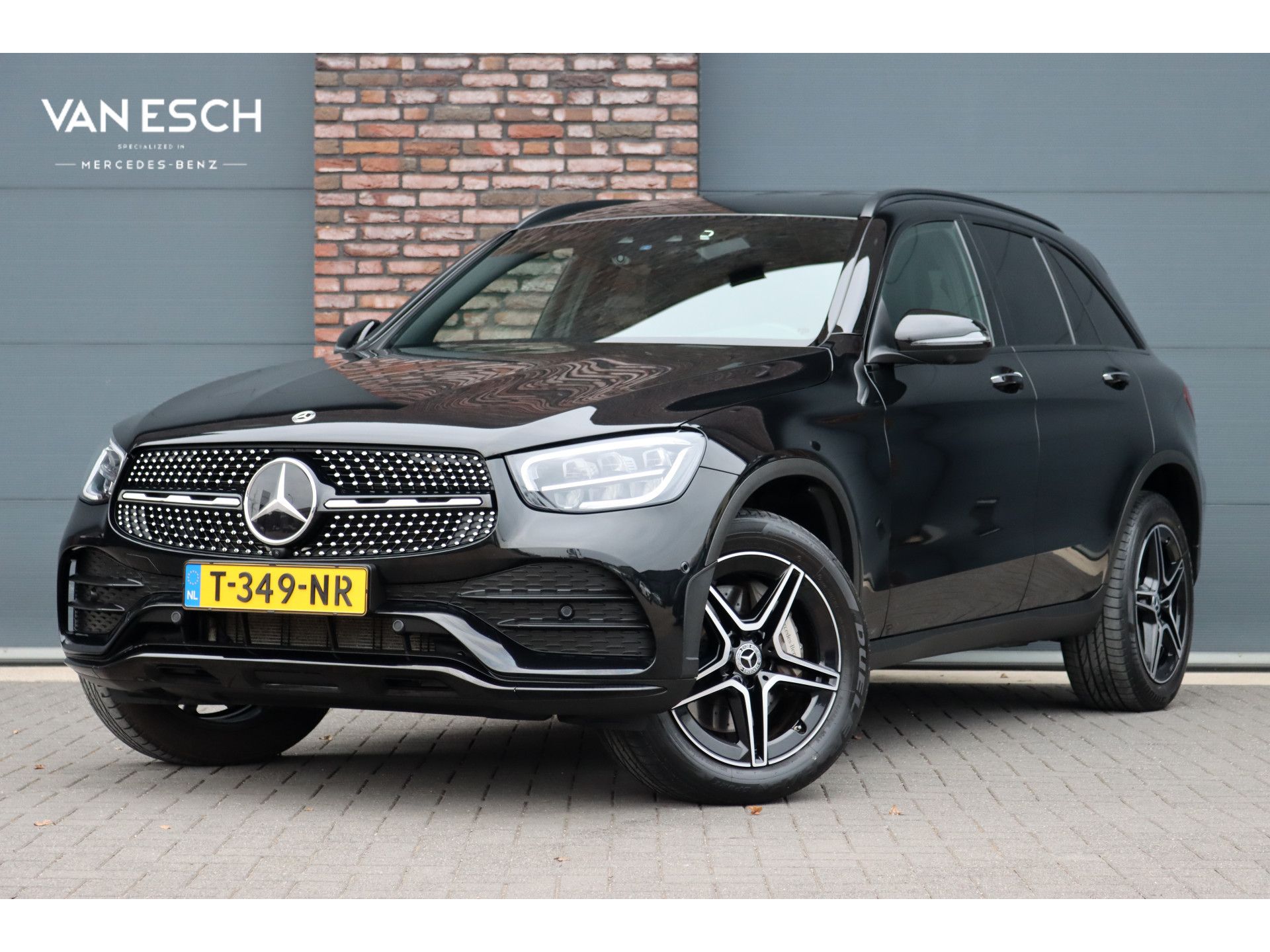 Mercedes-Benz GLC 300e 4MATIC AMG Line Aut9 | Distronic+ | Trekhaak | Keyless Go | Surround Camera | Geluidsisolerend Glas | Apple Carplay/Android Auto | Zitcomfortpakket |