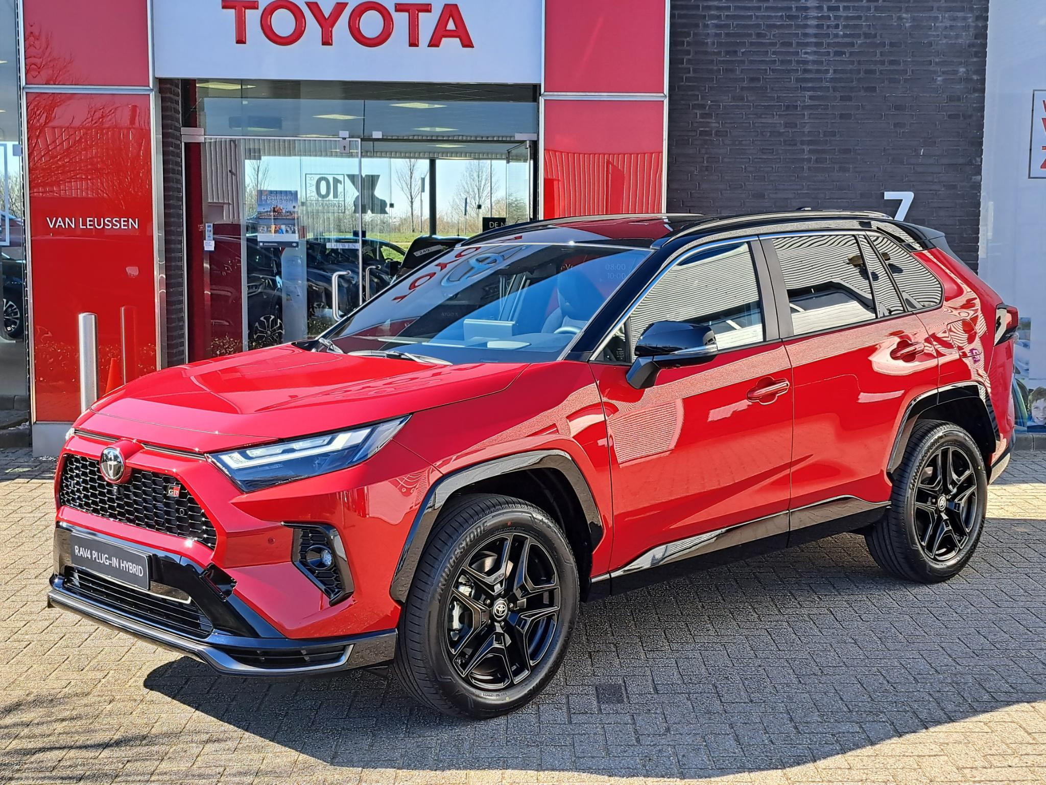 Toyota RAV4 2.5 Plug-in Hybrid AWD GR SPORT NIEUW DIRECT LEVERBAAR BLIND SPOT STOEL/ STUURVERWARMING HEAD-UP JBL EL-MEMORY STOEL 19''LM-VELGEN 360-GR CAMERA