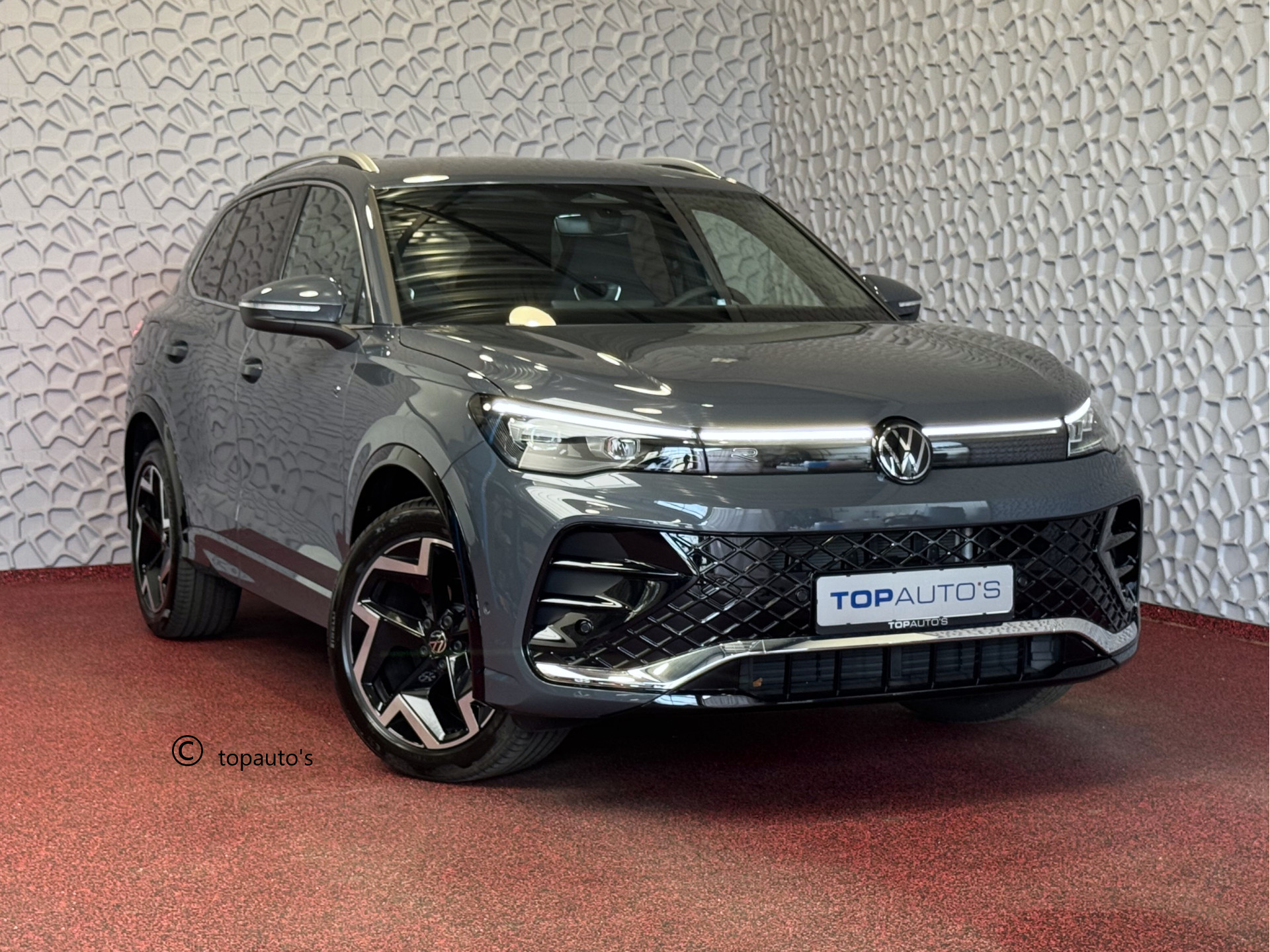 Volkswagen Tiguan 1.5 eTSI R-LINE 3D LED GRILL 19''LMV ERGO.STOEL MASSAGE DESIGN PACK STOEL/STUUR VERW TREKHAAK 09/2024 "Volkswagen rijden begint bij Topautos.nl – 75 topmodellen direct op voorraad!"