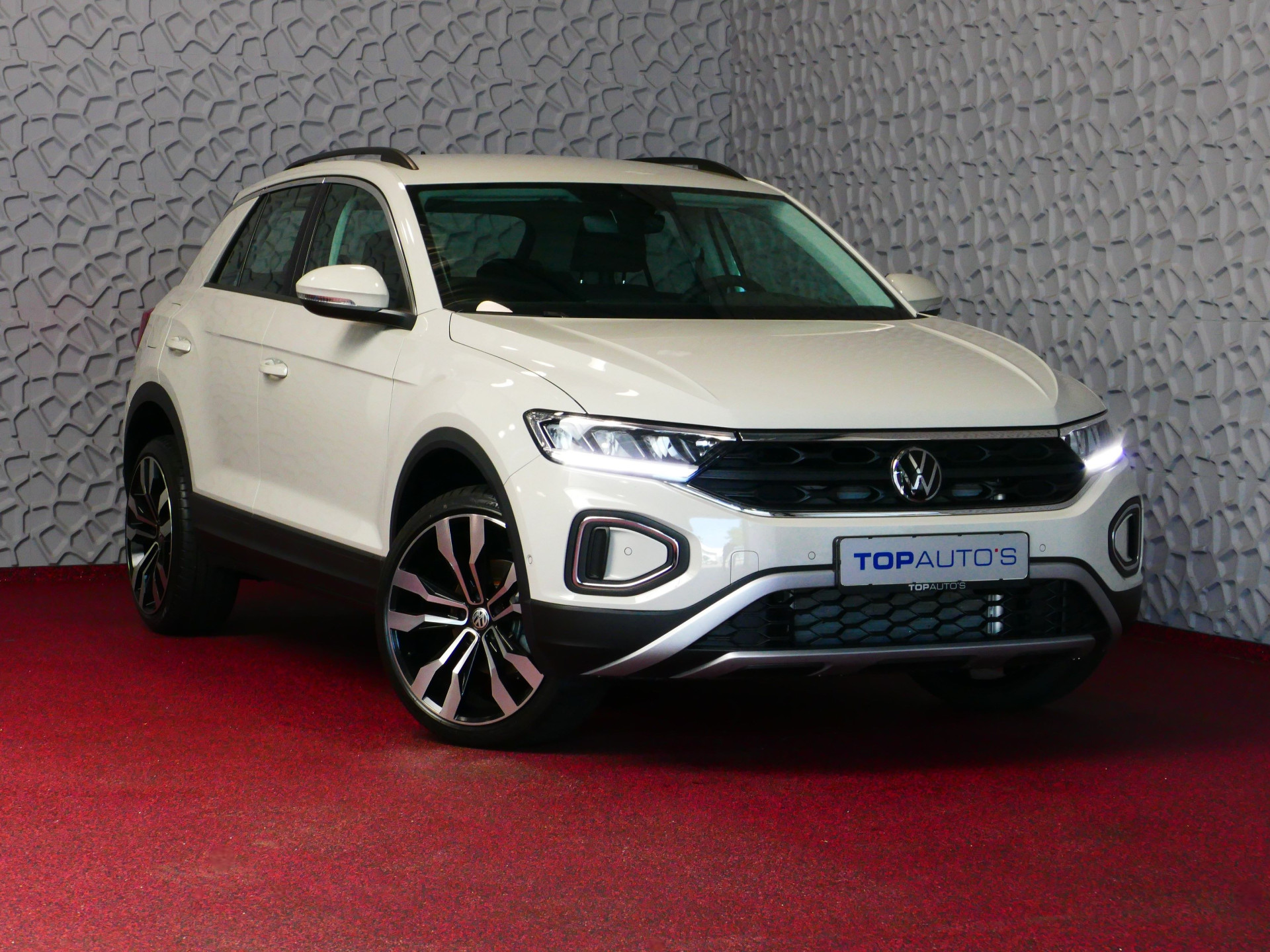 Volkswagen T-Roc ✅NIEUWE AUTO✅ 1.5 TSI 150PK 19'' R-LINE LMV CARPLAY NAVI STOEL VERW. LED VIR.COCKPIT 03/2024 "Volkswagen rijden begint bij Topautos.nl – 75 topmodellen direct op voorraad!"