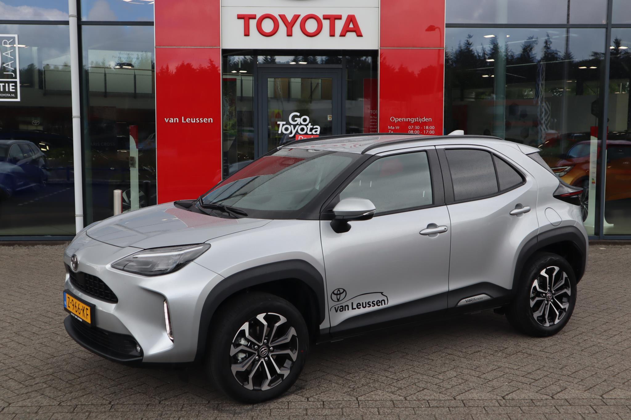 Toyota Yaris Cross 1.5 Hybrid 115 First Edition FACELIFT MODEL NAVI 17"LMV KEYLESS PRIVACY-GLASS APPLE/ANDROID LED-ZICHTPAKKET 1e EIGENAAR NL-AUTO
