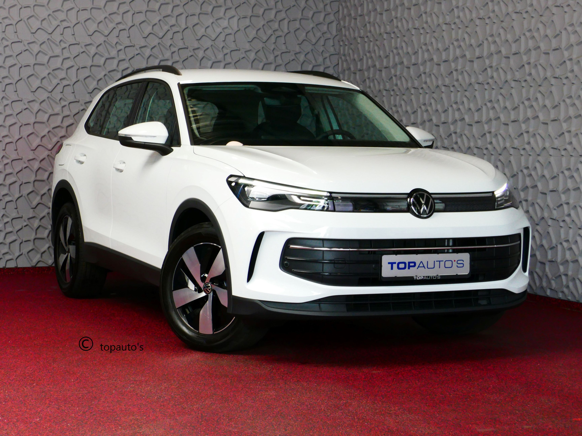 Volkswagen Tiguan 1.5 eTSI 150 BUSINESS EDTION NAVI CAMERA TREKHAAK STOEL/STUUR VERW. COMF.STOEL AMBIENTE LED 3/2024! "Volkswagen rijden begint bij Topautos.nl – 75 topmodellen direct op voorraad!"
