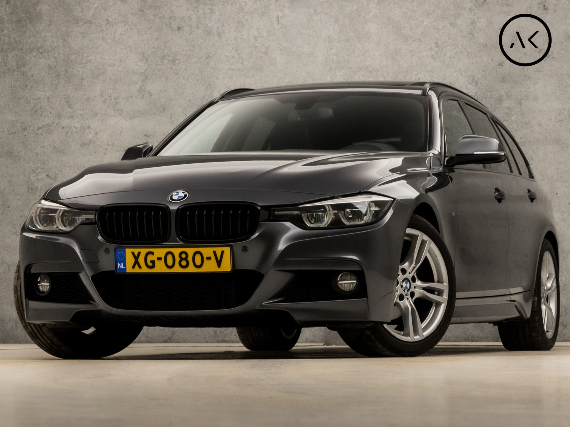 BMW 3 Serie Touring 318i M Sport Line Shadow Automaat (PANORAMADAK, M PAKKET, GROOT NAVI, VIRTUAL COCKPIT, STOELVERWARMING, LEDEREN SPORTSTOELEN, PARKEERSENSOREN, GETINT GLAS, ZWART HEMEL, NIEUWSTAAT)