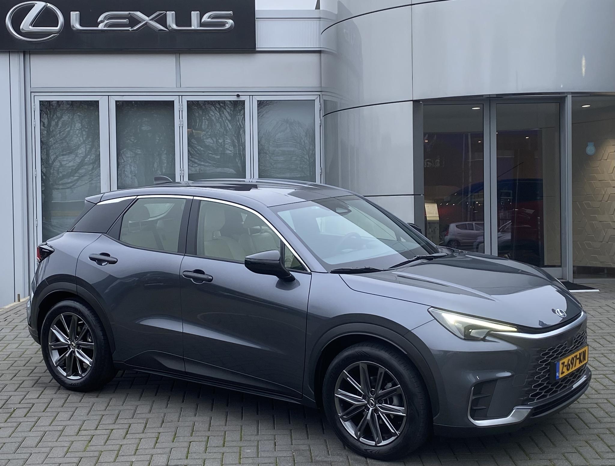 Lexus LBX Elegant 2WD NL-AUTO STOELVERW STUURVERW BLIND-SPOT PARK-SENS AD-CRUISE