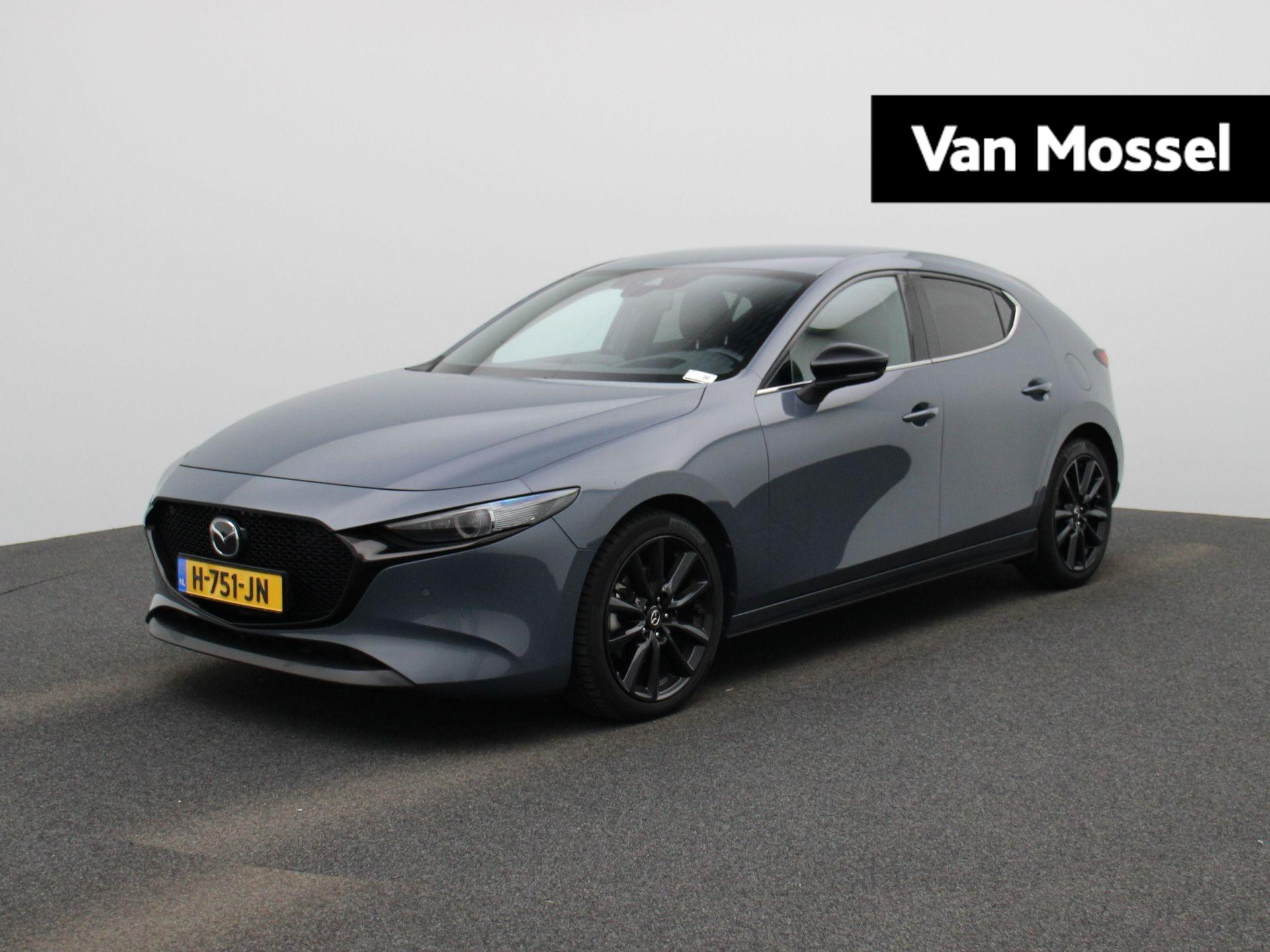Mazda 3 2.0 e-SkyActiv-X M Hybrid 180 Luxury BLACK PAKKET | LEDEREN BEKLEDING | ELEKTRISCHE STOELEN | NAVIGATIE | WINTERPAKKET | CLIMA | ADAPTIEVE CRUISE | BOSE | MEMORY STOEL | CAMERA |