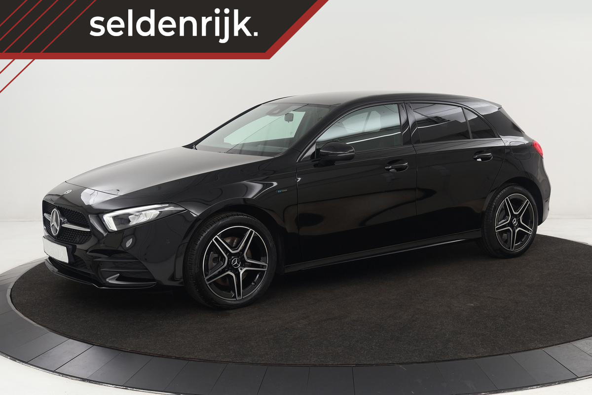Mercedes-Benz A-Klasse 250e AMG Night | Carplay | Stoelverwarming | Camera | Leder/Alcantara | Full LED | Sfeerverlichting | Park Assist | Navigatie