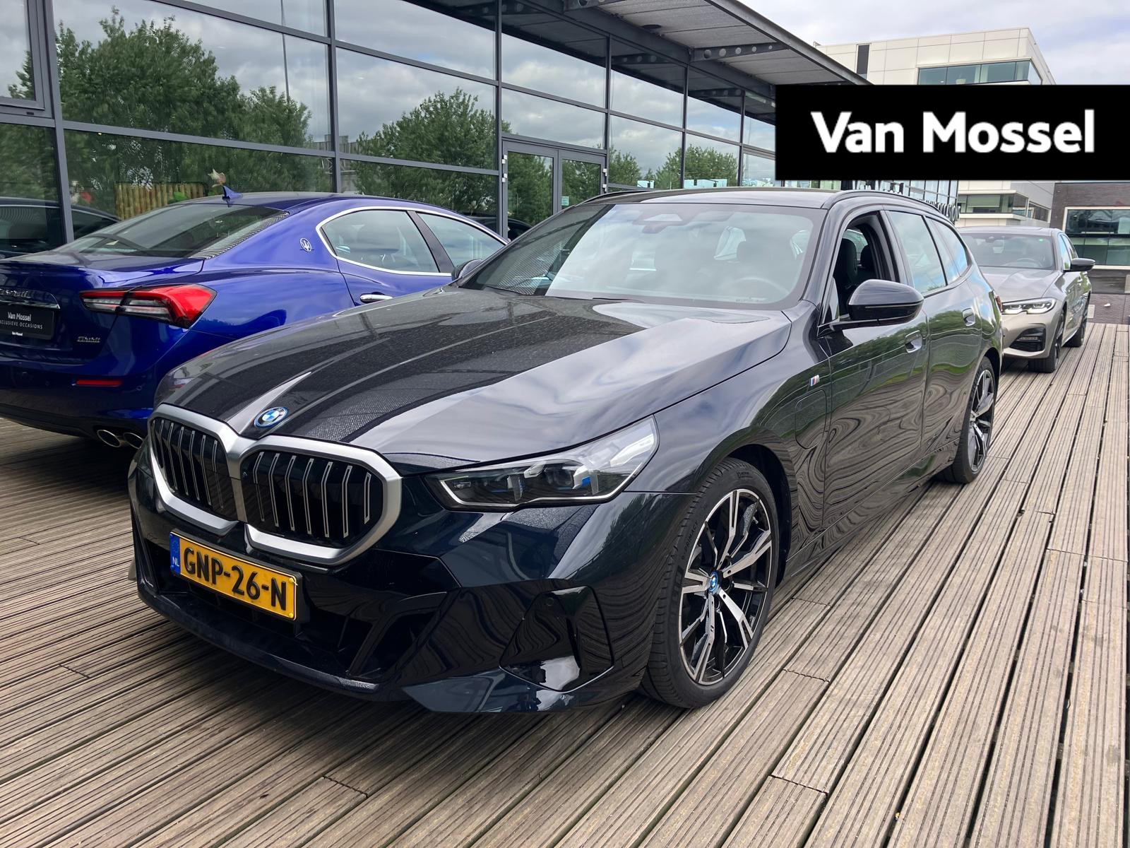 BMW 5 Serie Touring 530e | M-SPORT PAKKET | 20 INCH | HEAD-UP | PANORAMADAK | HARMAN KARDON | 360 CAMERA | NL AUTO | 1E EIGENAAR | INNOVATIE PAKKET | CARBONSCHWARZ | STOELMEMORY | ELEKTR. TREKHAAK | SHADOWLINE |