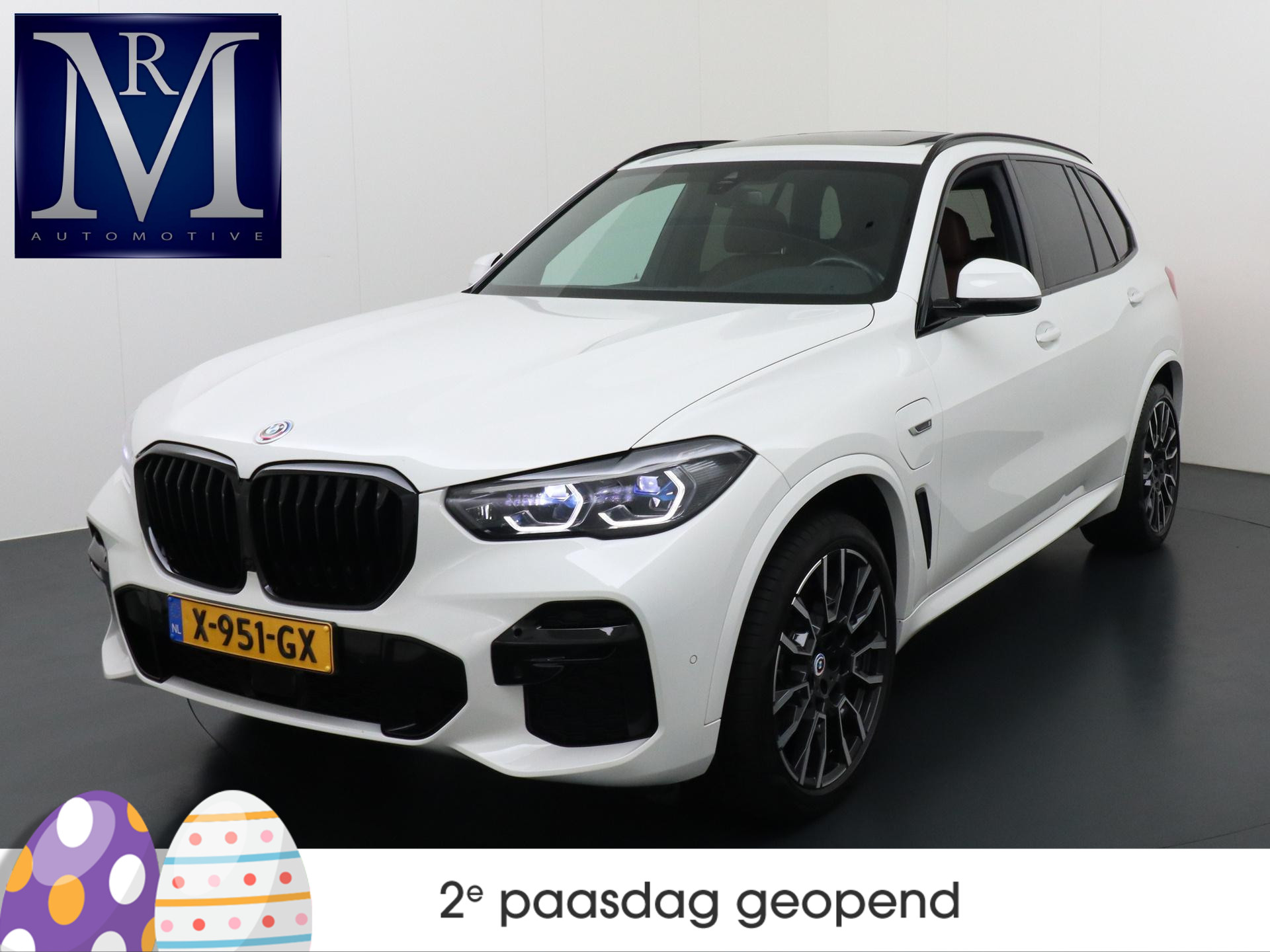 BMW X5 xDrive45e M SPORT High Executive VAN: 79.900,- VOOR 74.877,- UW LENTEVOORDEEL: 5.023,- | SOFT-CLOSE | LUCHTVERING | HARMAN&KARDON AUDIO | HEAD UP | ADAP. CRUISE