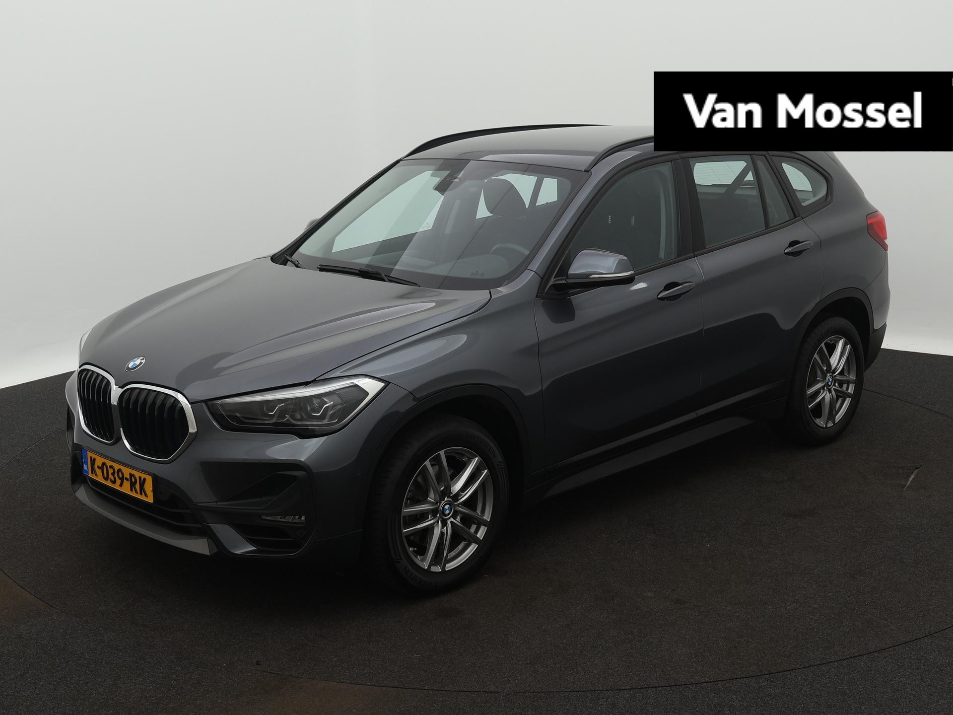 BMW X1 sDrive18i High Executive Edition 140 PK | Automaat | Navigatie | Camera | Parkeersensoren | Cruise Control | 2-zone Airconditioning | Elektrische achterklep | LED | Trekhaak |