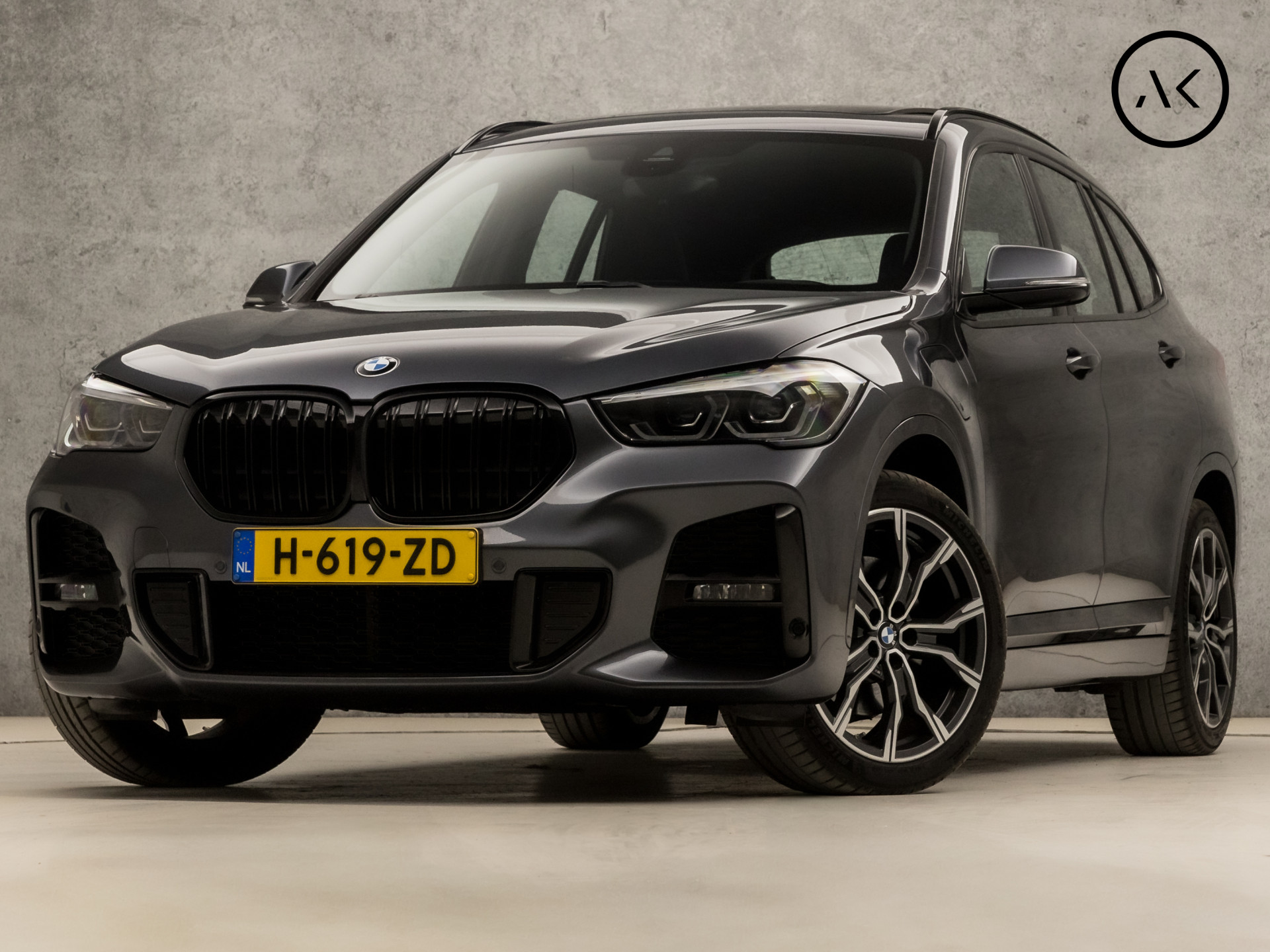 BMW X1 xDrive25e M Sport 221Pk Automaat (PANORAMADAK, M PAKKET, DEALER ONDERHOUDEN, HEAD-UP DISPLAY, GROOT NAVI, LEDEREN SPORTSTOELEN, CAMERA, STOELVERWARMING, MINERALGRAU, NIEUWSTAAT)