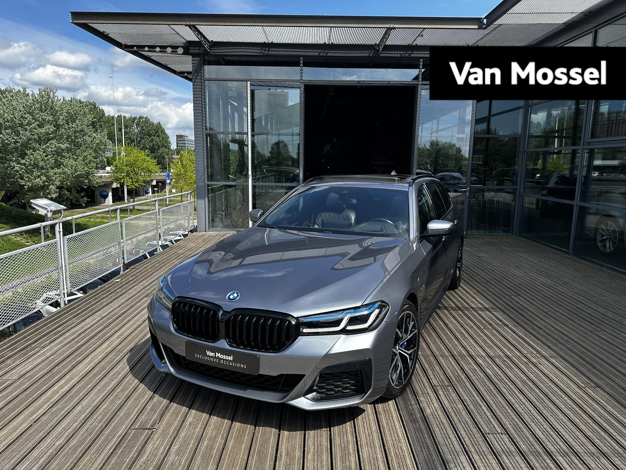 BMW 5 Serie Touring 530e Business Edition Plus | M-SPORT | NL AUTO | 1E EIGENAAR | SOFTCLOSE | ELEKTR.TREKHAAK | PANORAMA/SCHUIF-KANTELDAK | BMW LASER | BLUE STONE | COMFORTSTOELEN | HEAD-UP | 19 INCH | APPLE CARPLAY |