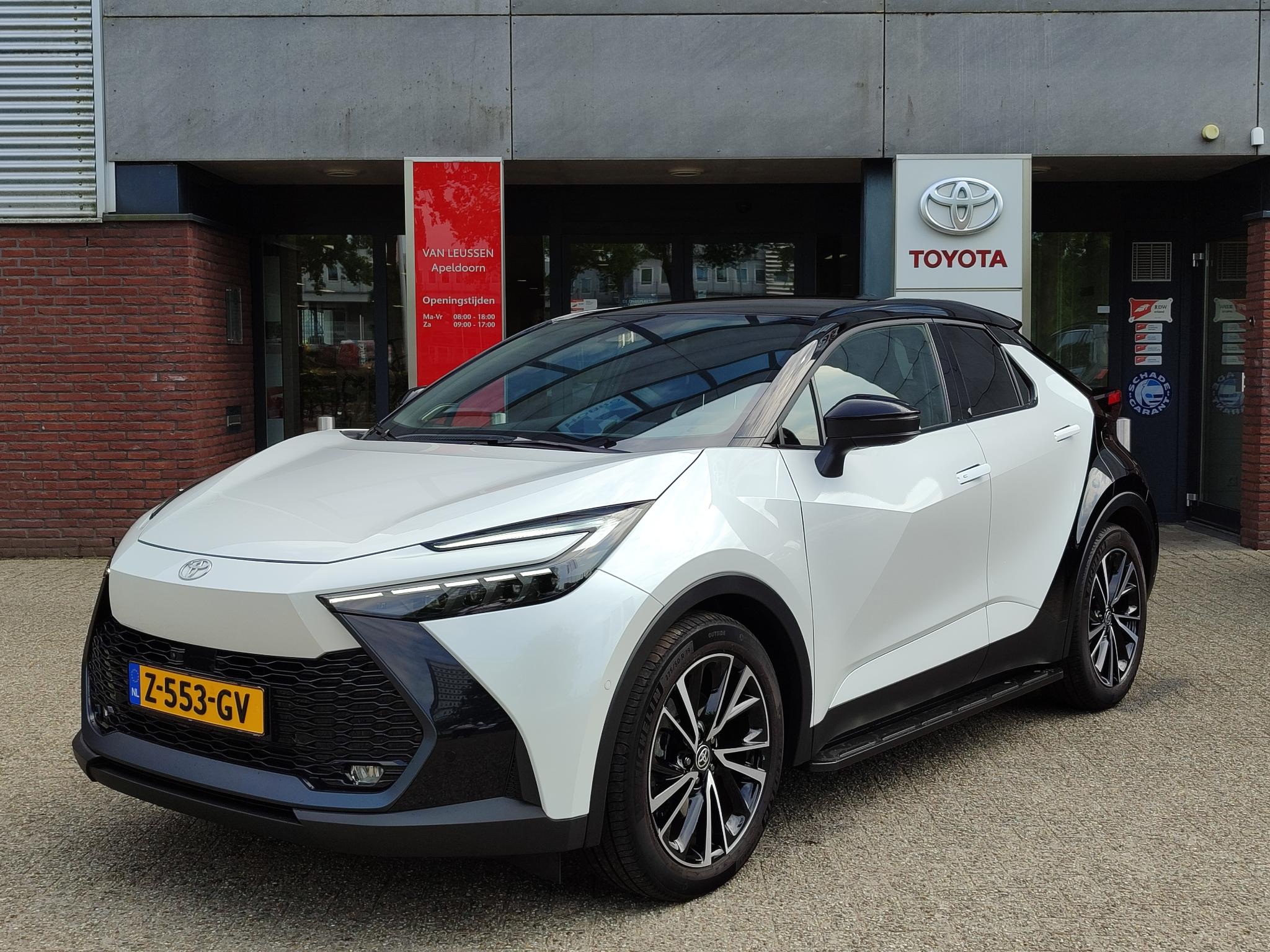 Toyota C-HR 2.0 Plug-in Hybrid 220 Première Edition PANODAK HEAD-UP EL-ACHTERKLEP JBL-AUDIO 19'' LM-VELGEN TREEPLANKEN 360° CAMERA BLIND SPOT NAVI APPLE/ANDROID CLIMA STOEL/STUURVERW