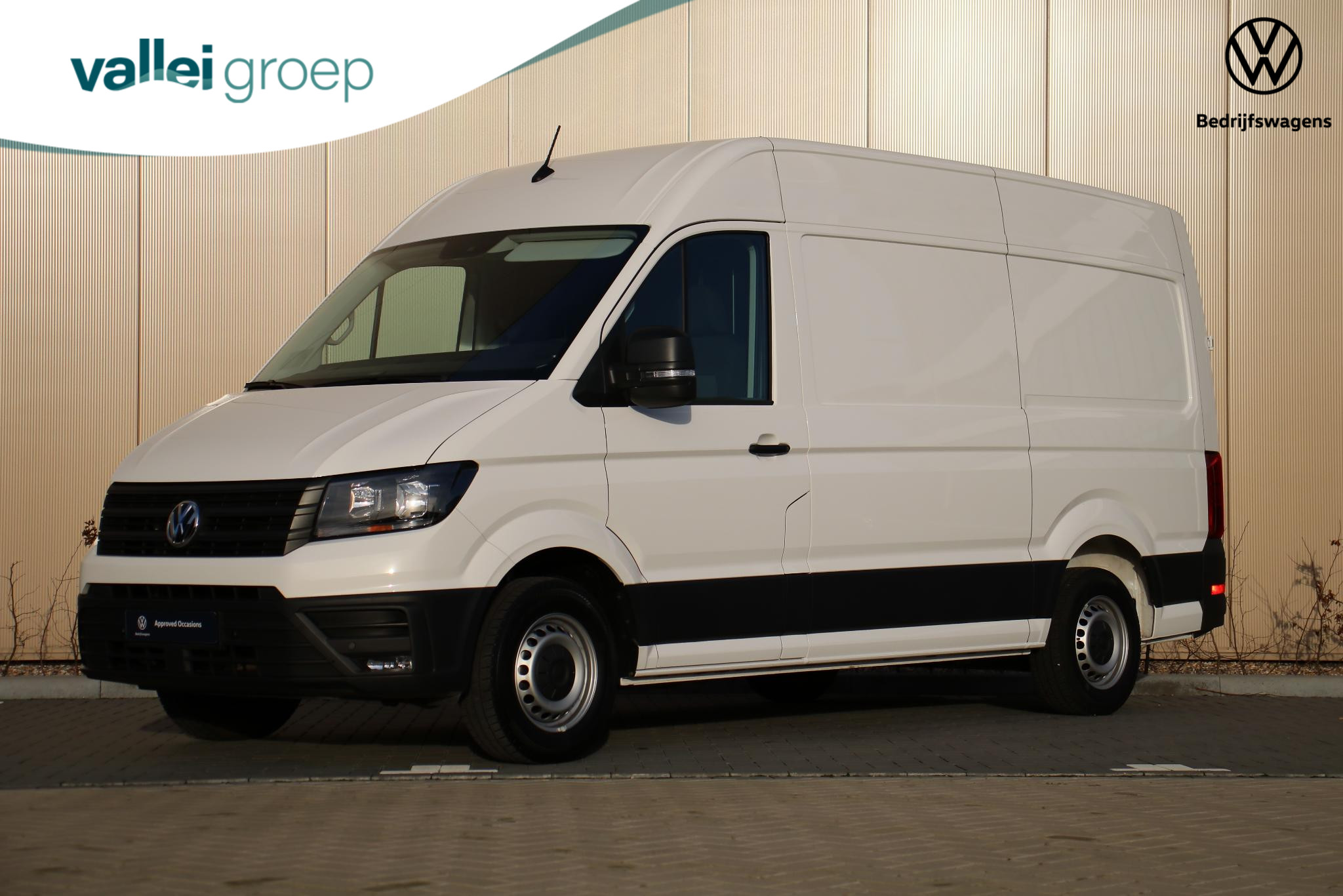 Volkswagen Crafter 30 2.0 TDI 140PK L3H3 Comfortline | Trekhaak | 3-Zits | Parkeersensoren voor/achter | Cruise | Verwarmde voorruit | Apple Carplay / Android Auto
