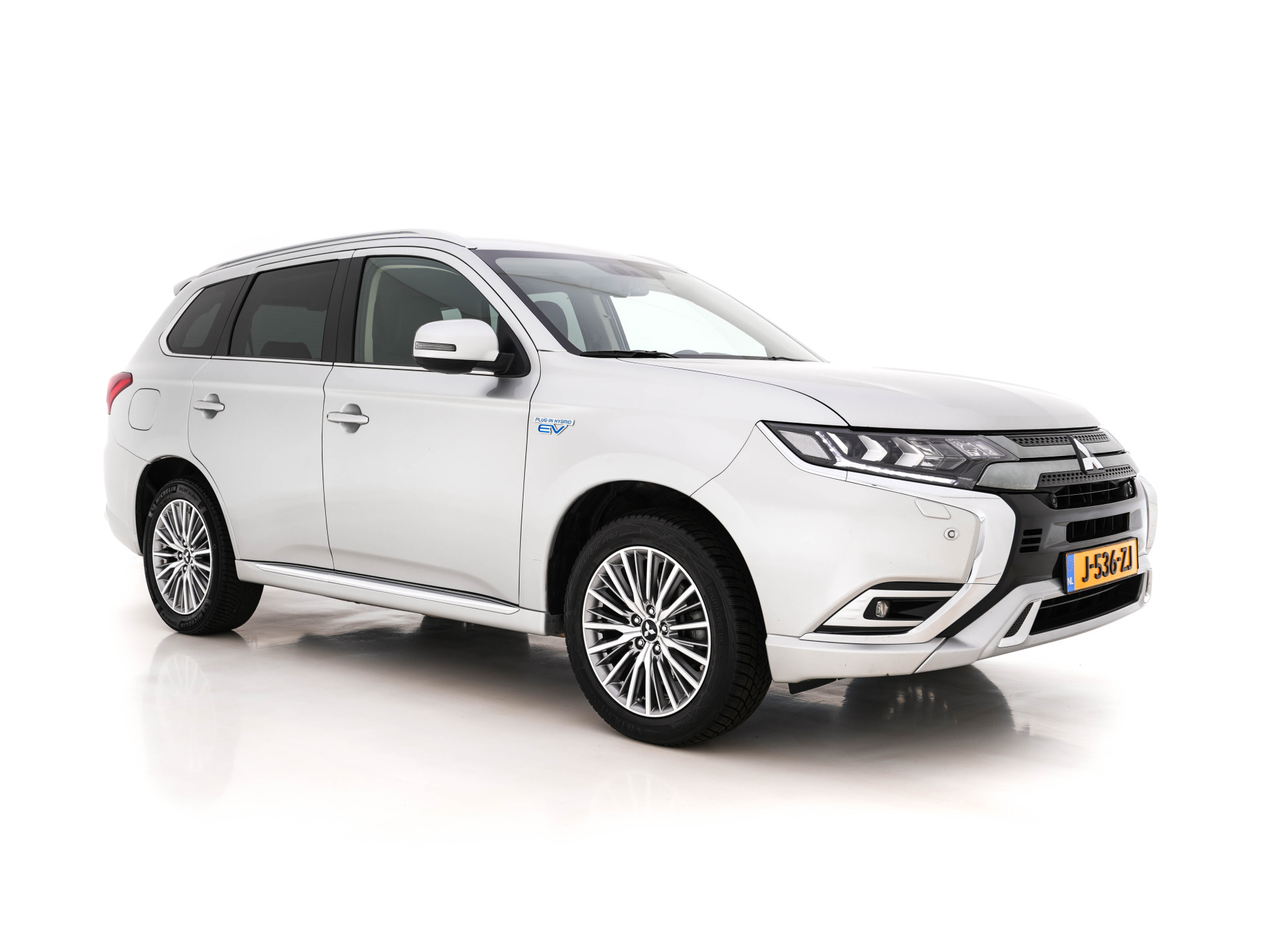 Mitsubishi Outlander 2.4 PHEV Intense AWD (INCL-BTW) *FULL-LED | LEATHER-MICROFIBRE | COMFORT-SEATS | CARPLAY | CAMERA | KEYLESS | DAB+ | HEATED-SEATS | ECC | SHIFT-PADDLES | PDC | CRUISE | TOWBAR | 18''ALU*